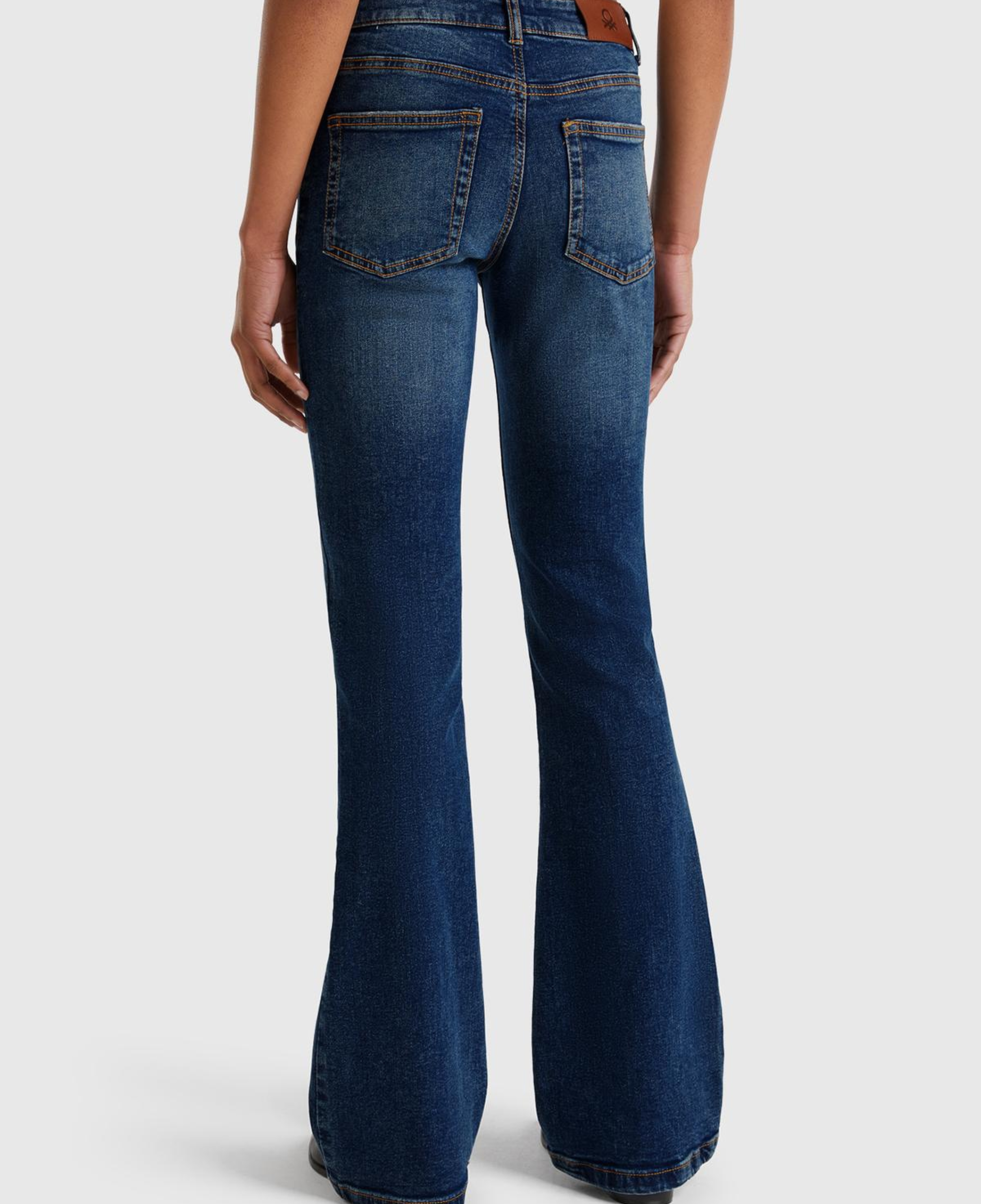 Kadın Koyu Mavi Streç Pamuklu Cepli Normal Bel İspanyol Paça Denim Pantolon