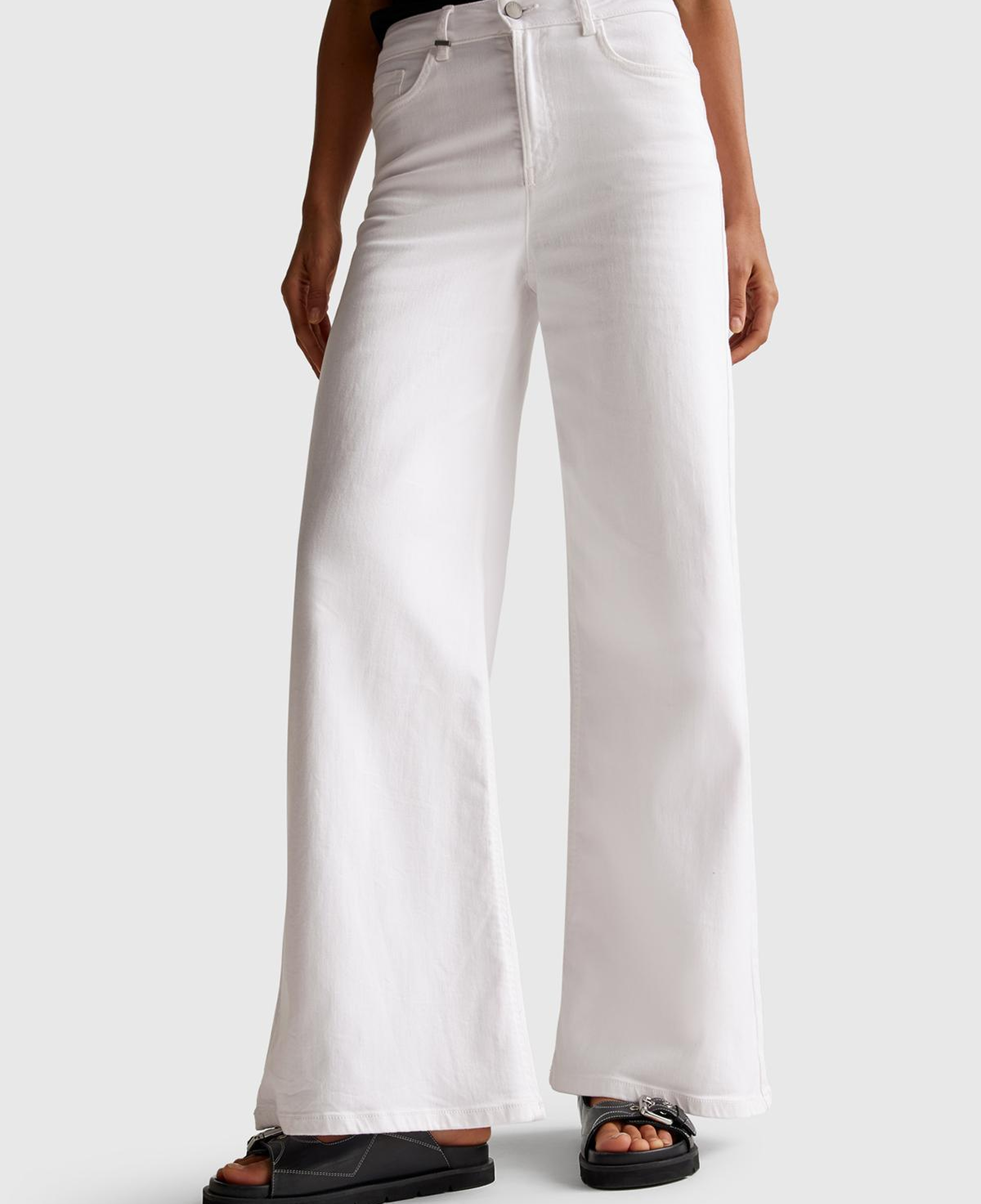Kadın Beyaz Streç Pamuklu Arkası Logo Etiketli Bol Kesim Pantolon