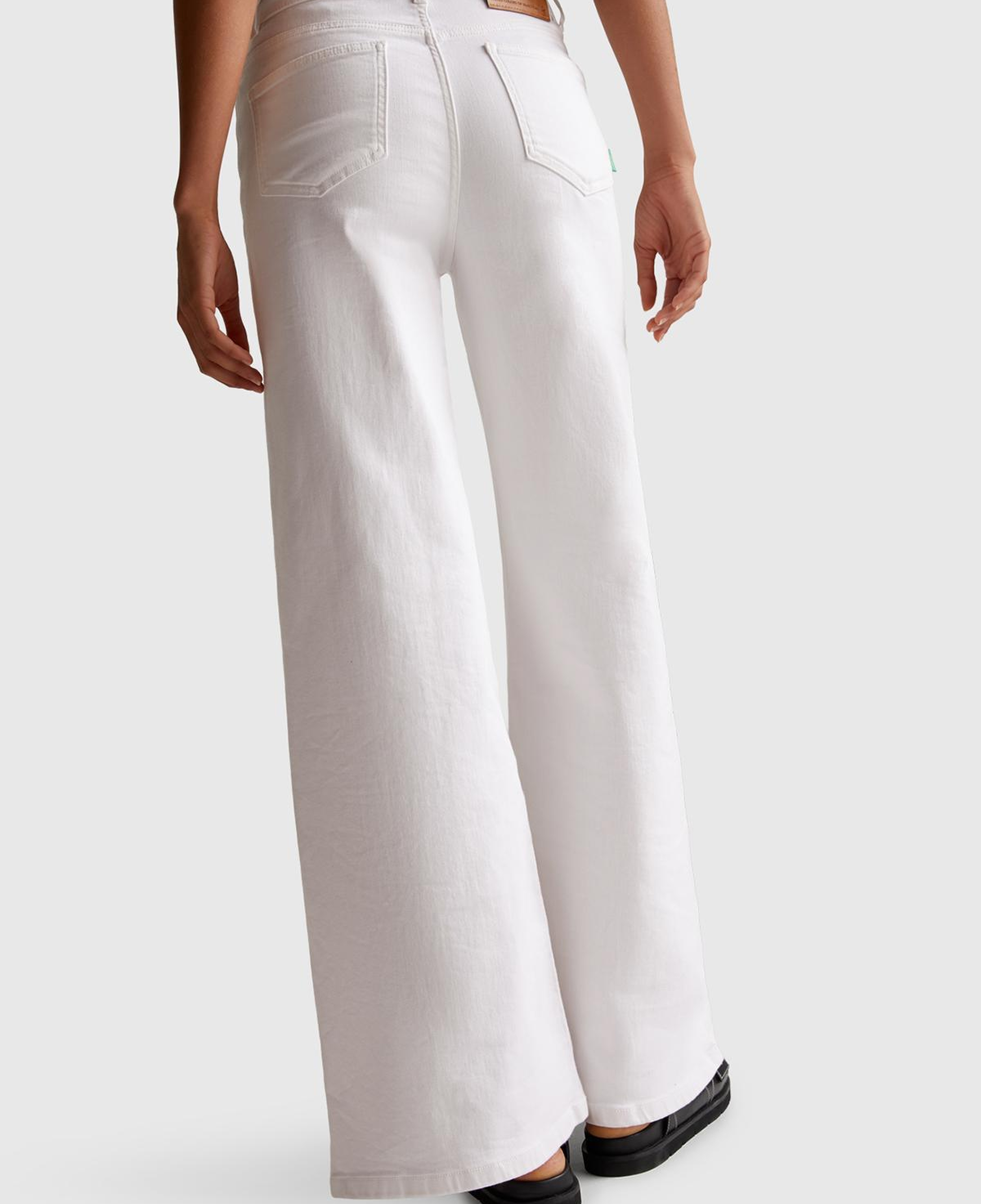 Kadın Beyaz Streç Pamuklu Arkası Logo Etiketli Bol Kesim Pantolon