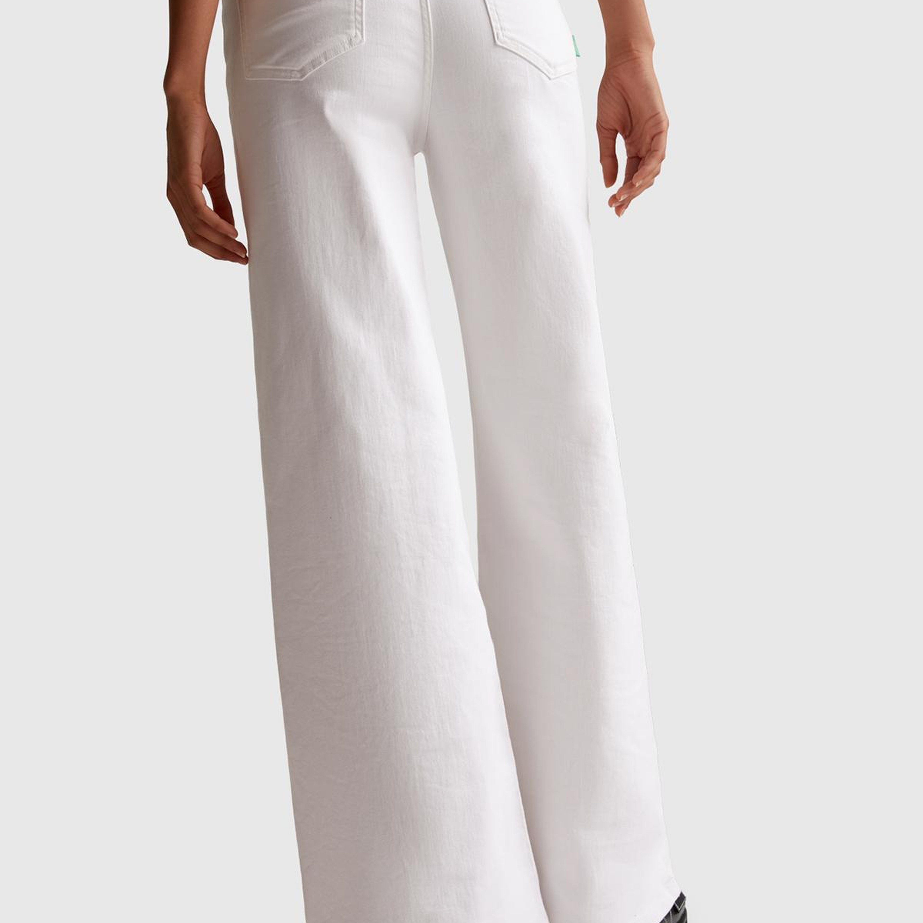 Kadın Beyaz Streç Pamuklu Arkası Logo Etiketli Bol Kesim Pantolon