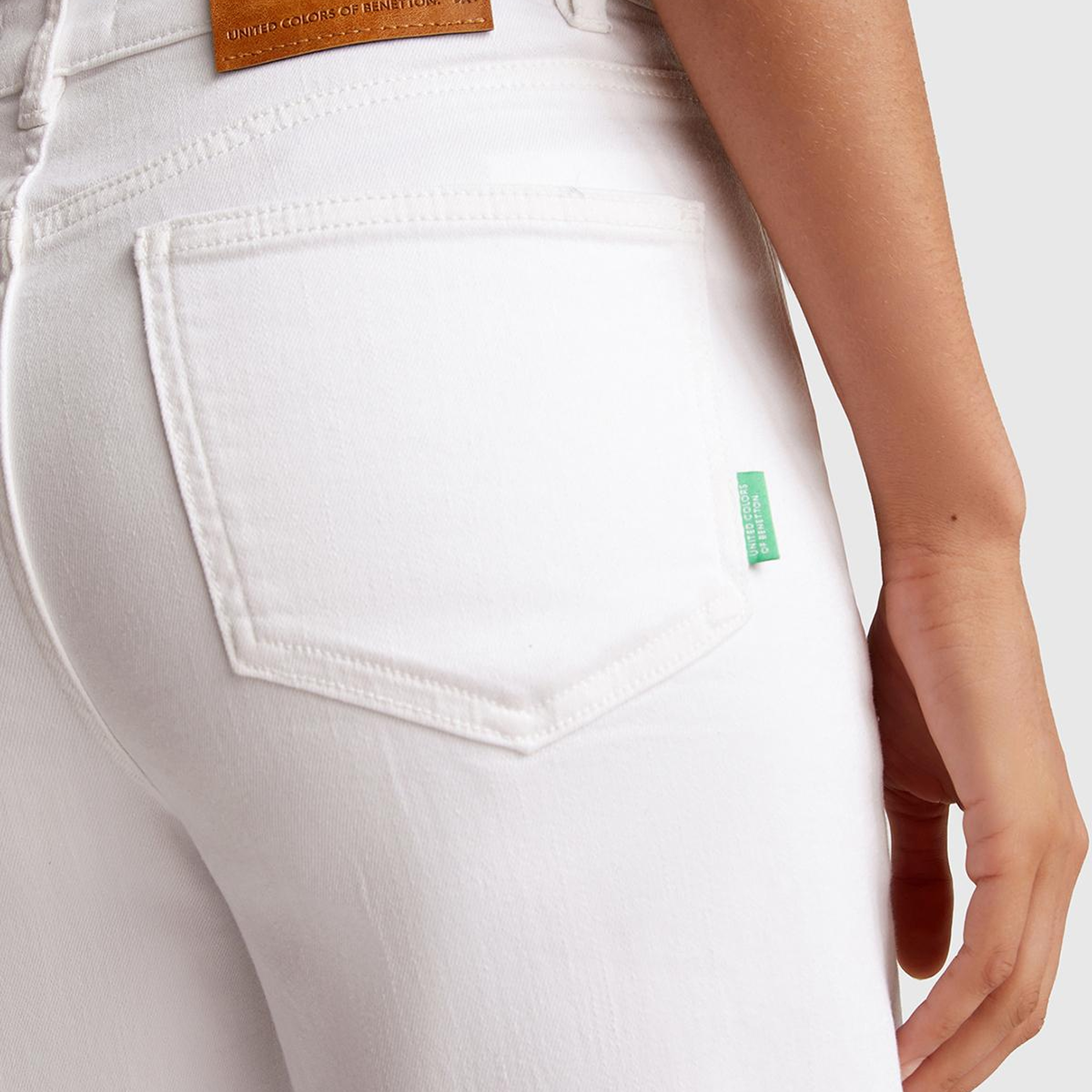 Kadın Beyaz Streç Pamuklu Arkası Logo Etiketli Bol Kesim Pantolon