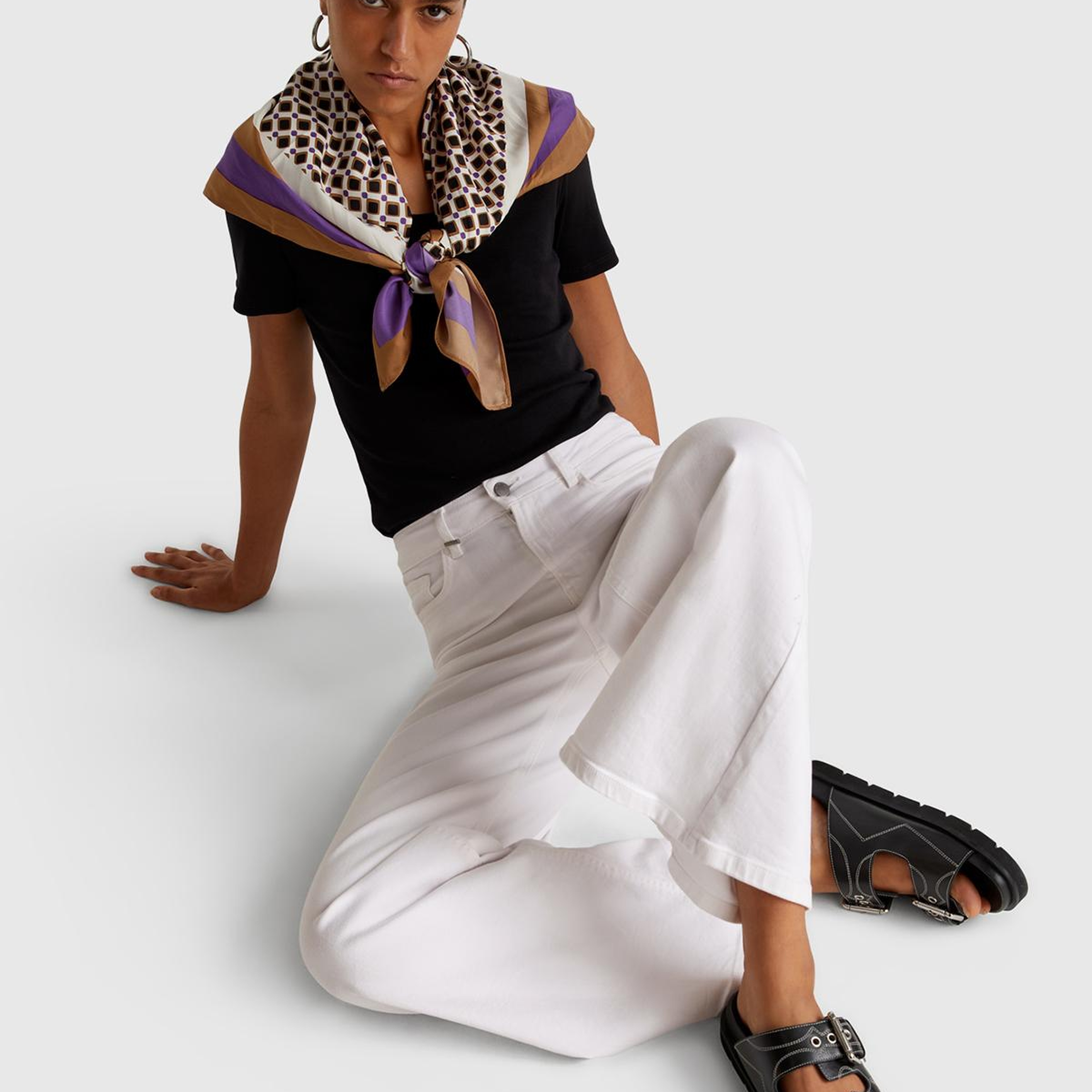 Kadın Beyaz Streç Pamuklu Arkası Logo Etiketli Bol Kesim Pantolon