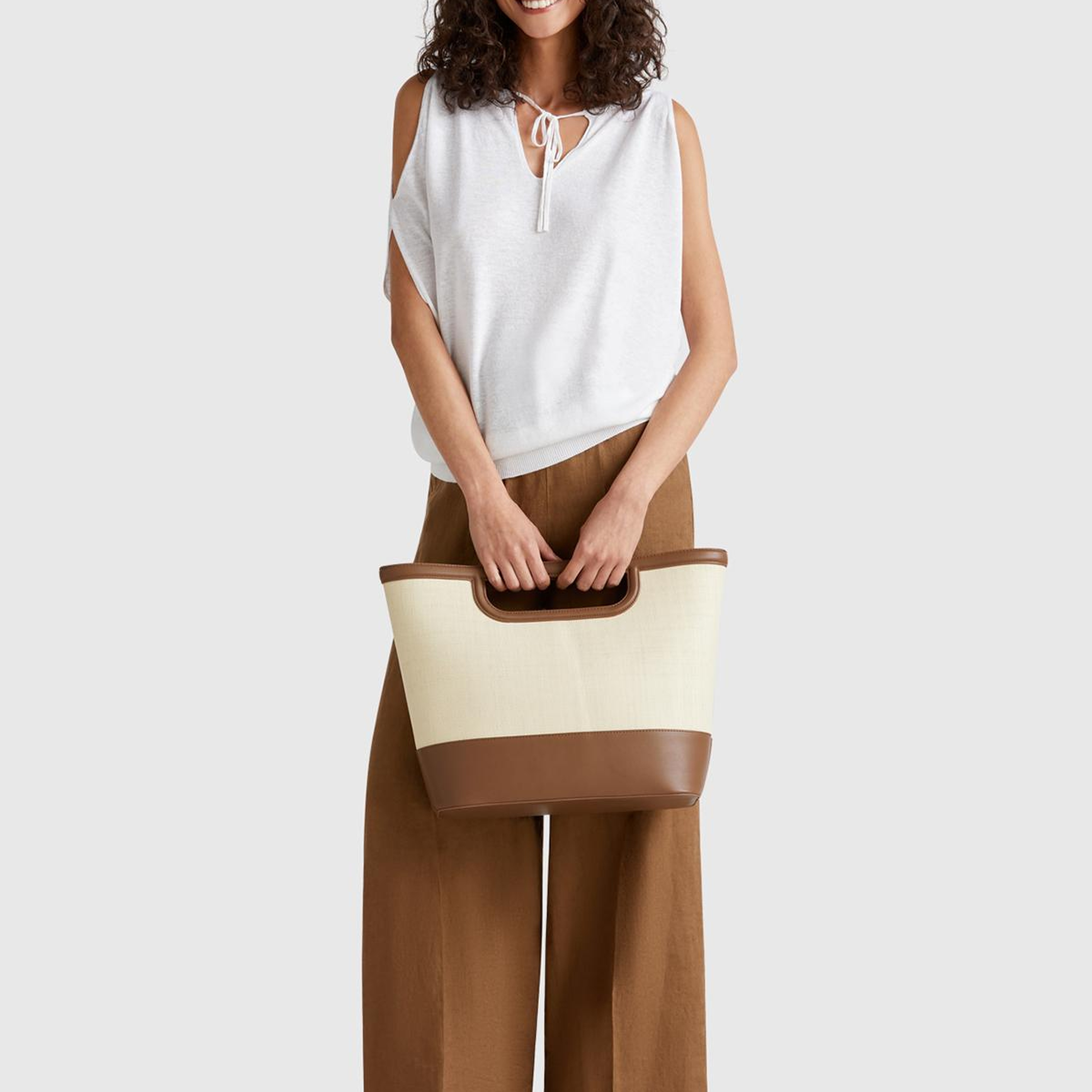 Kadın Beyaz Keten Karışımlı Omzu Açık Triko Kazak