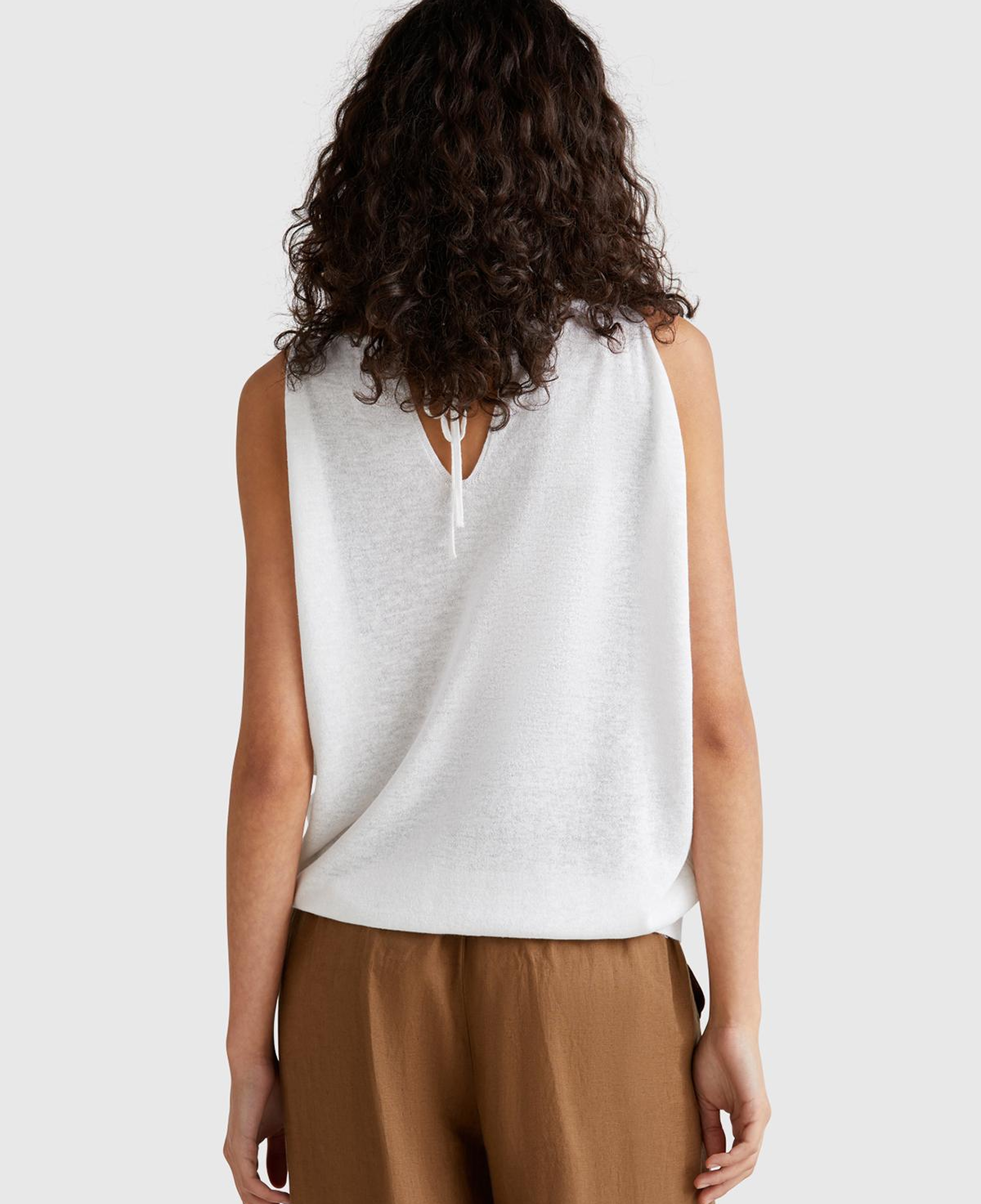 Kadın Beyaz Keten Karışımlı Omzu Açık Triko Kazak