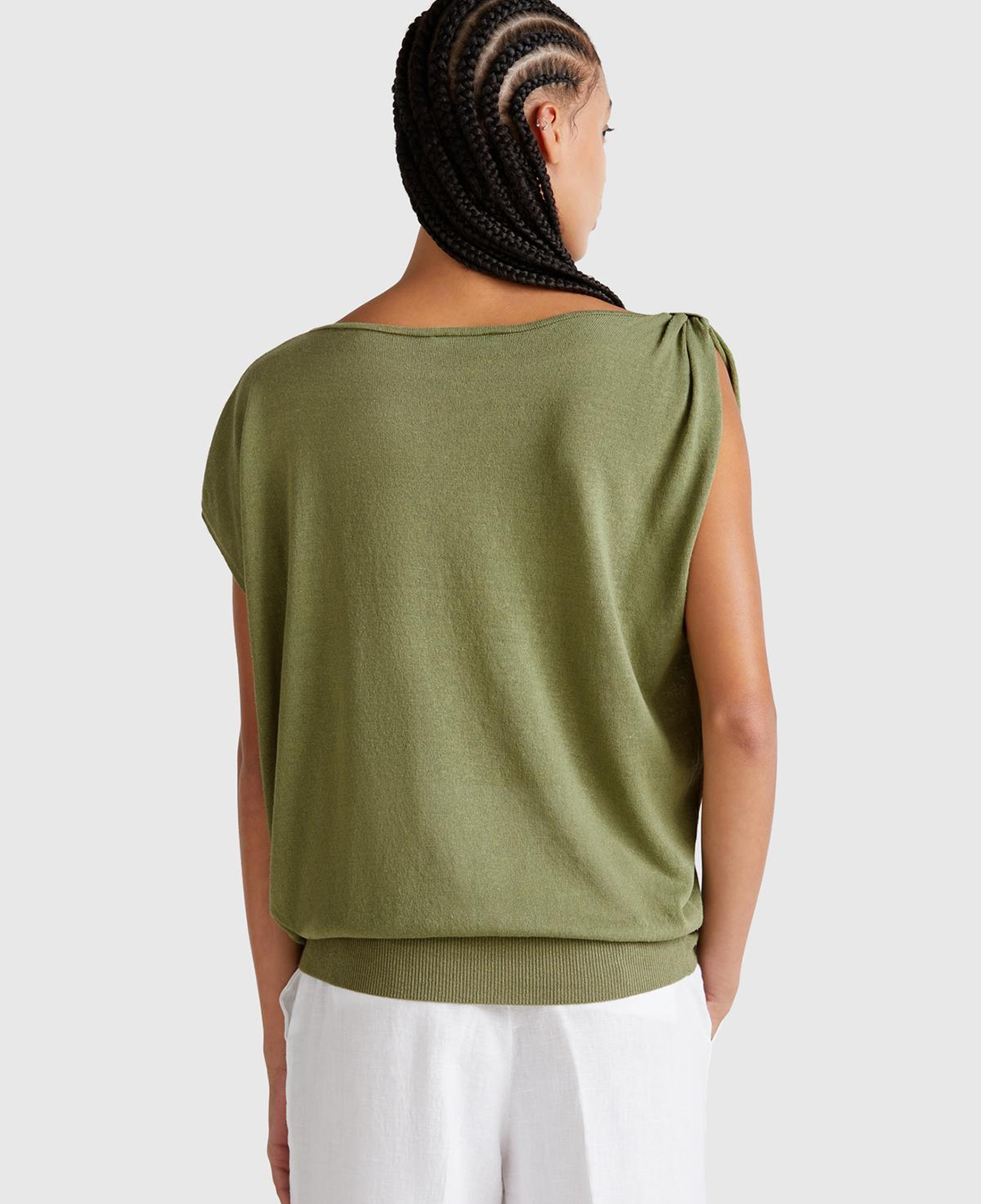 Kadın Adaçayı yeşili Keten Karışımlı Asimetrik Kolsuz Kazak