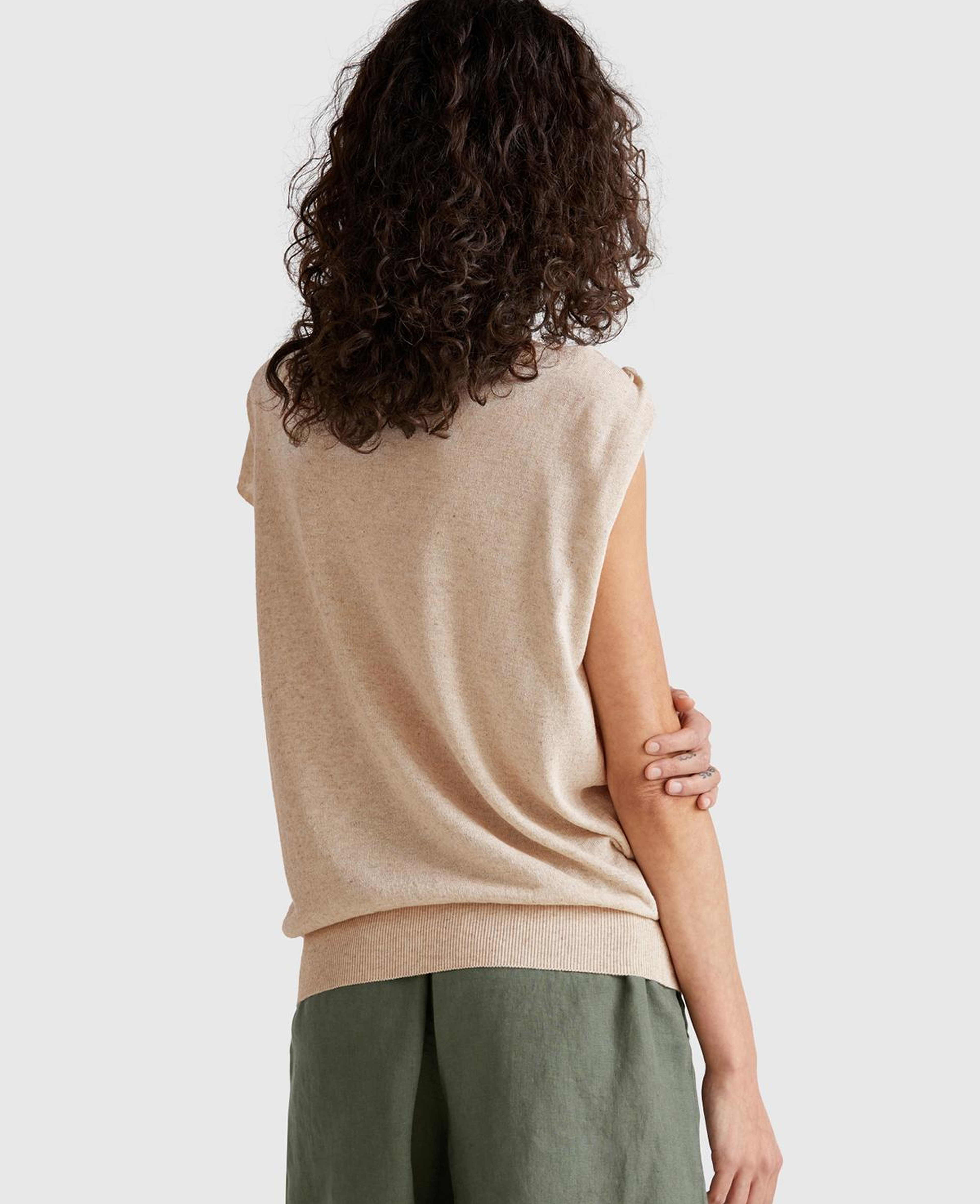 Kadın Taş Rengi Keten Karışımlı Asimetrik Kolsuz Kazak