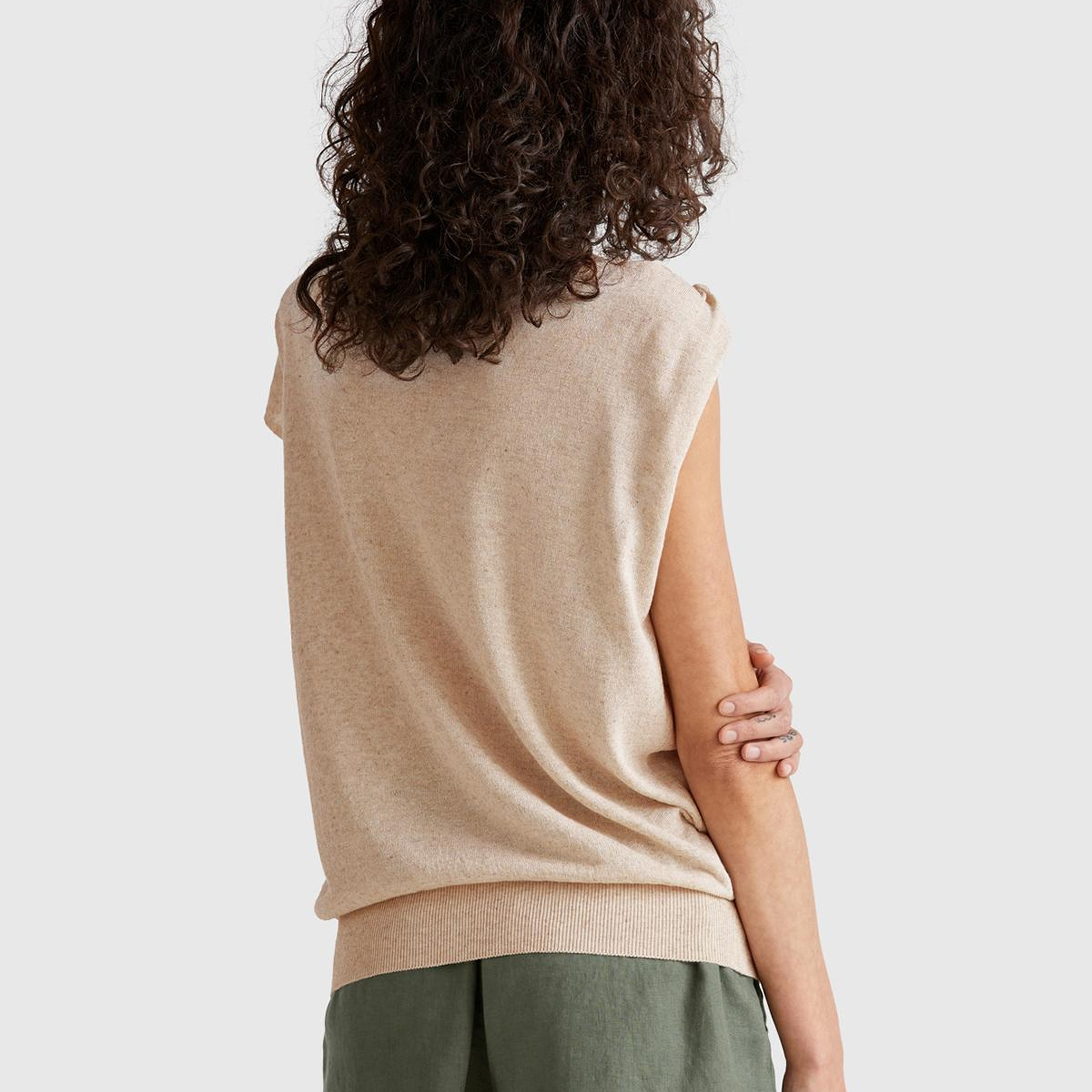 Kadın Taş Rengi Keten Karışımlı Asimetrik Kolsuz Kazak