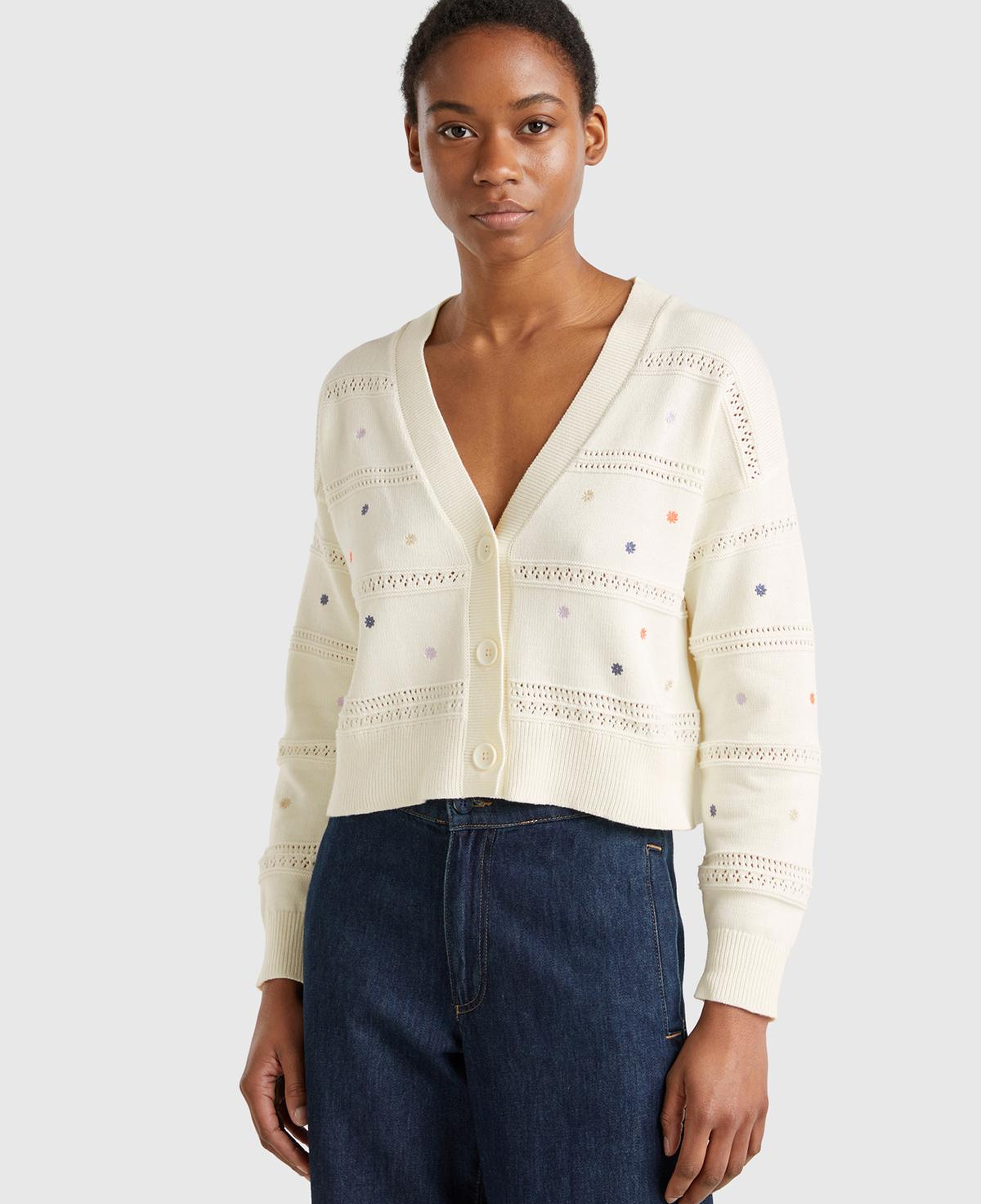 Kadın Krem %100 Pamuk Çiçek İşlemeli Nervür Detaylı Düşük Omuzlu Hırka