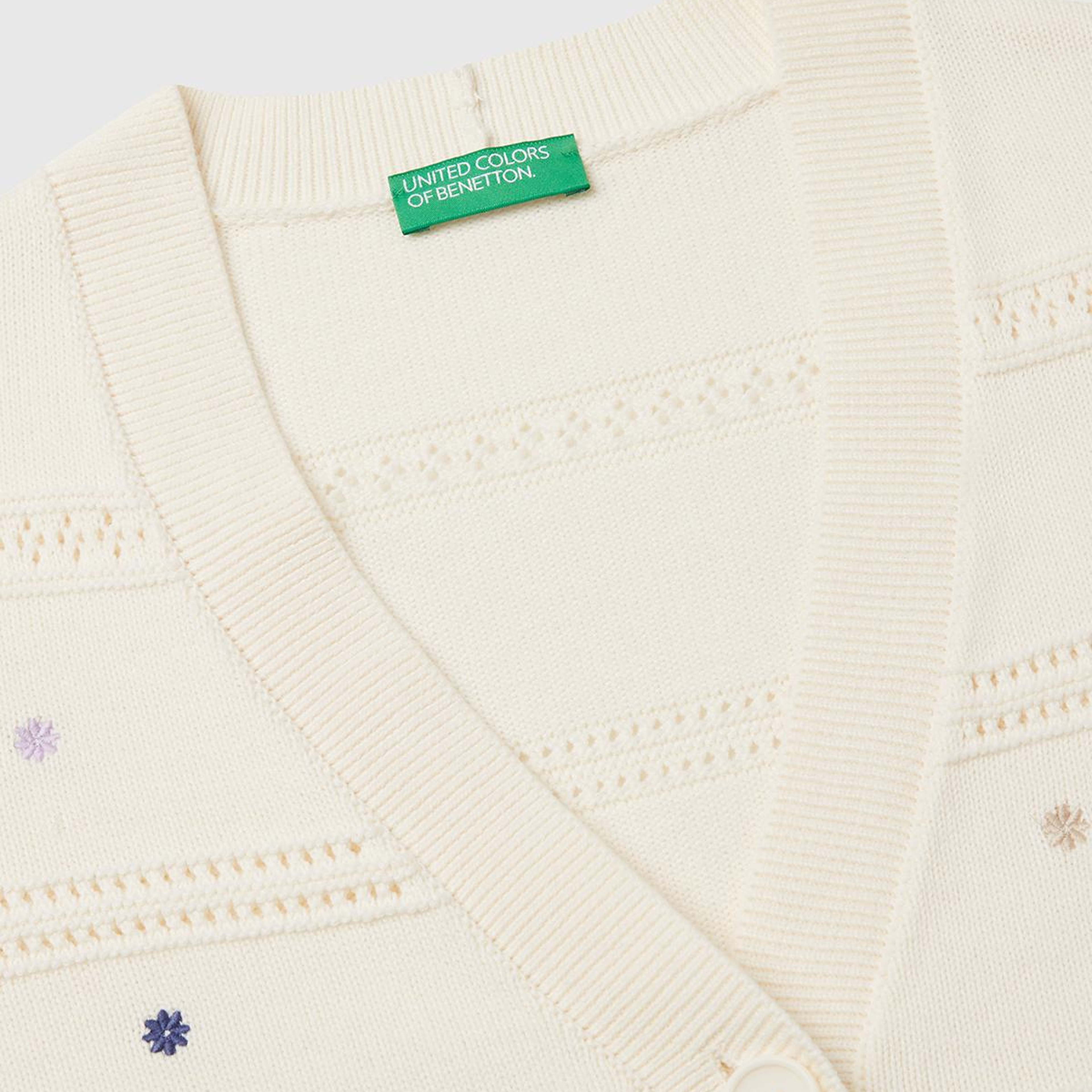 Kadın Krem %100 Pamuk Çiçek İşlemeli Nervür Detaylı Düşük Omuzlu Hırka