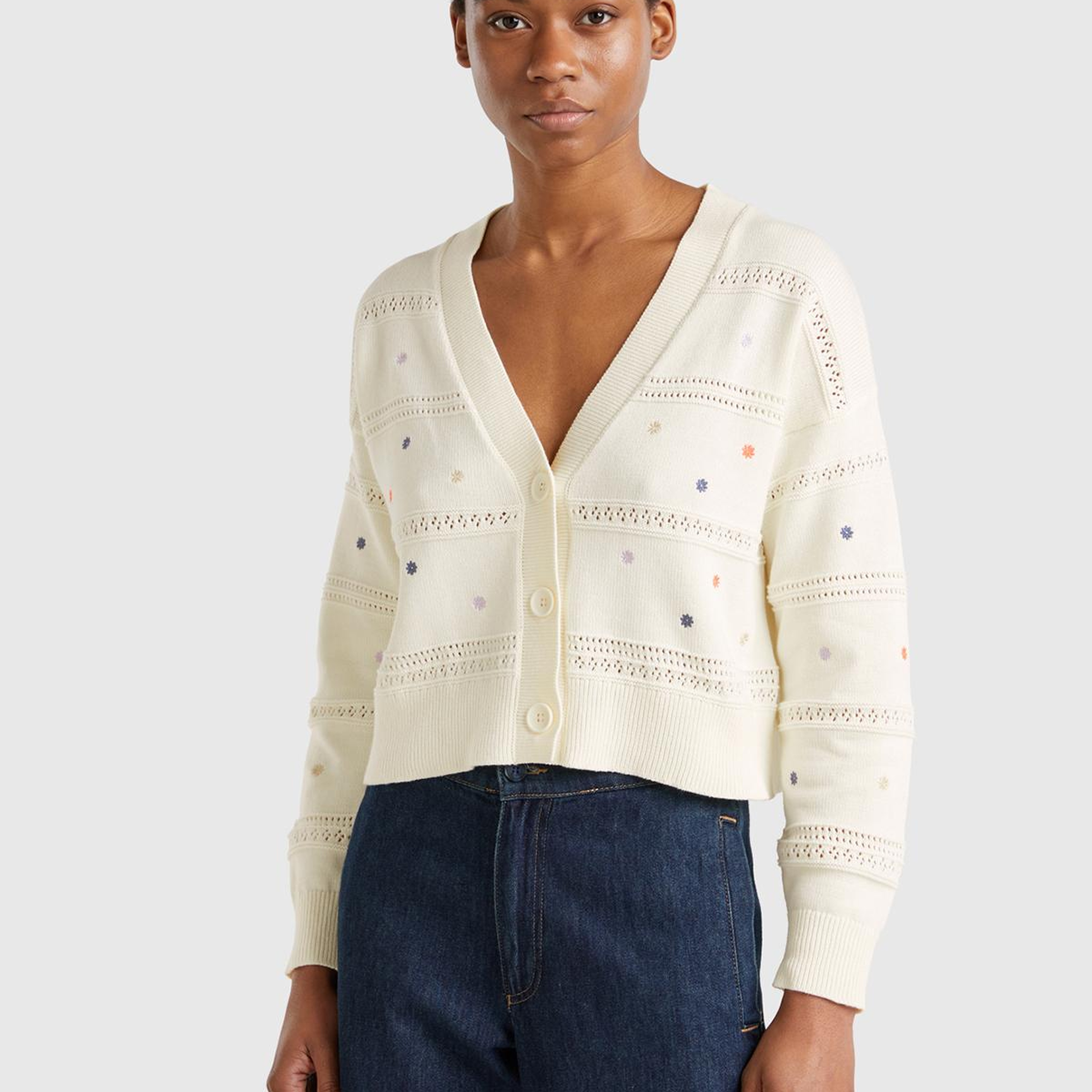 Kadın Krem %100 Pamuk Çiçek İşlemeli Nervür Detaylı Düşük Omuzlu Hırka