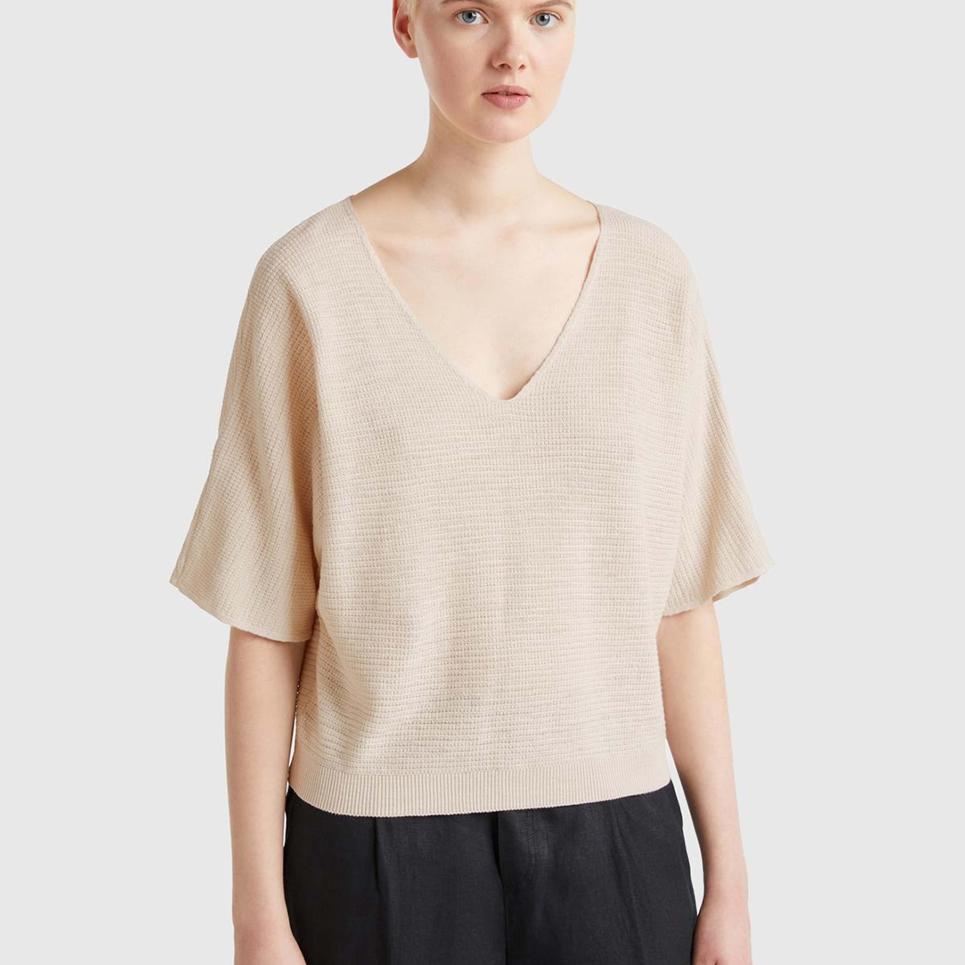 Kadın Taş Rengi Pamuk ve Keten Karışımlı Çizgili Dikişsiz V Yaka Kolsuz Üst