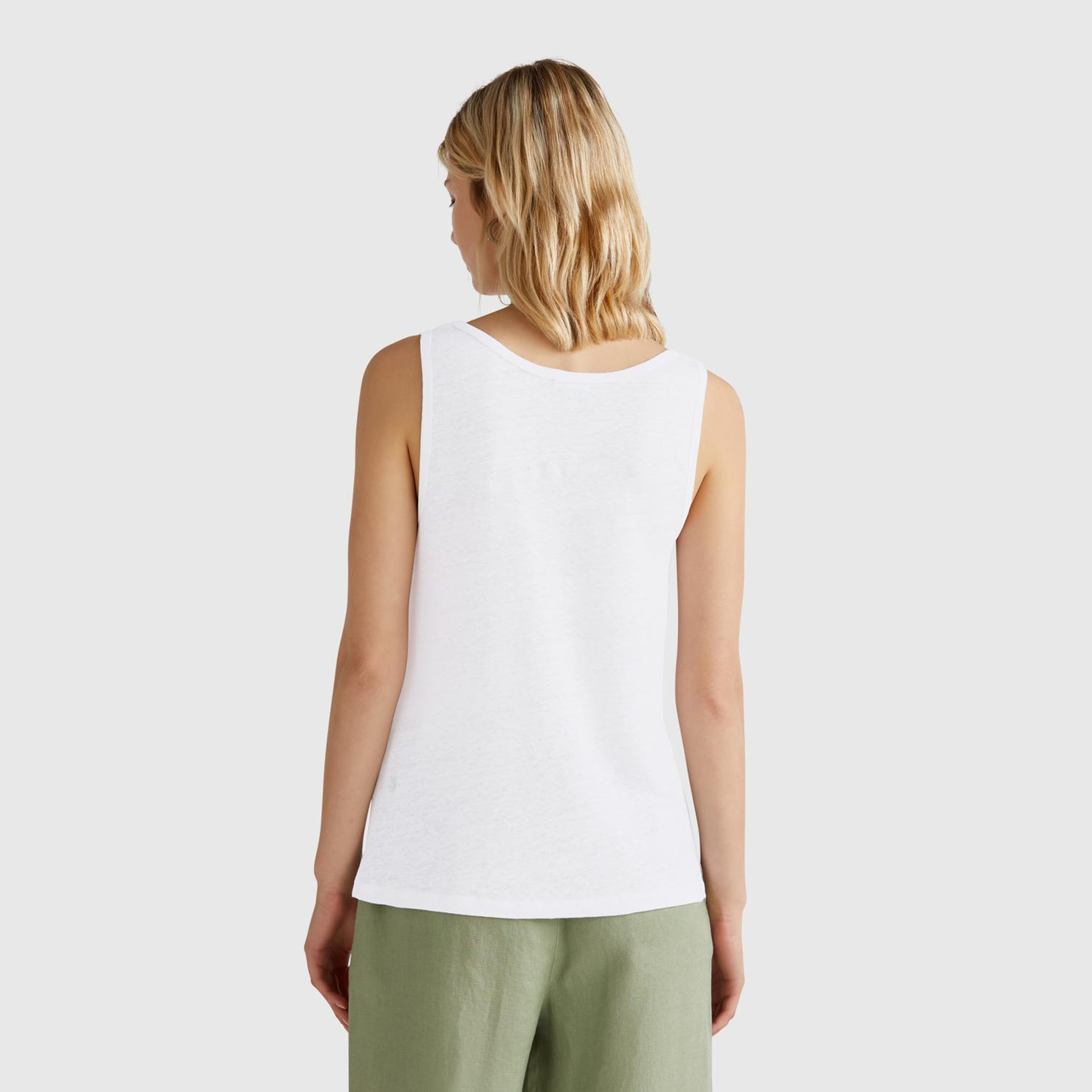 Kadın Beyaz %100 Keten Yanları Yırtmaçlı Regular Fit Yuvarlak Yaka Atlet