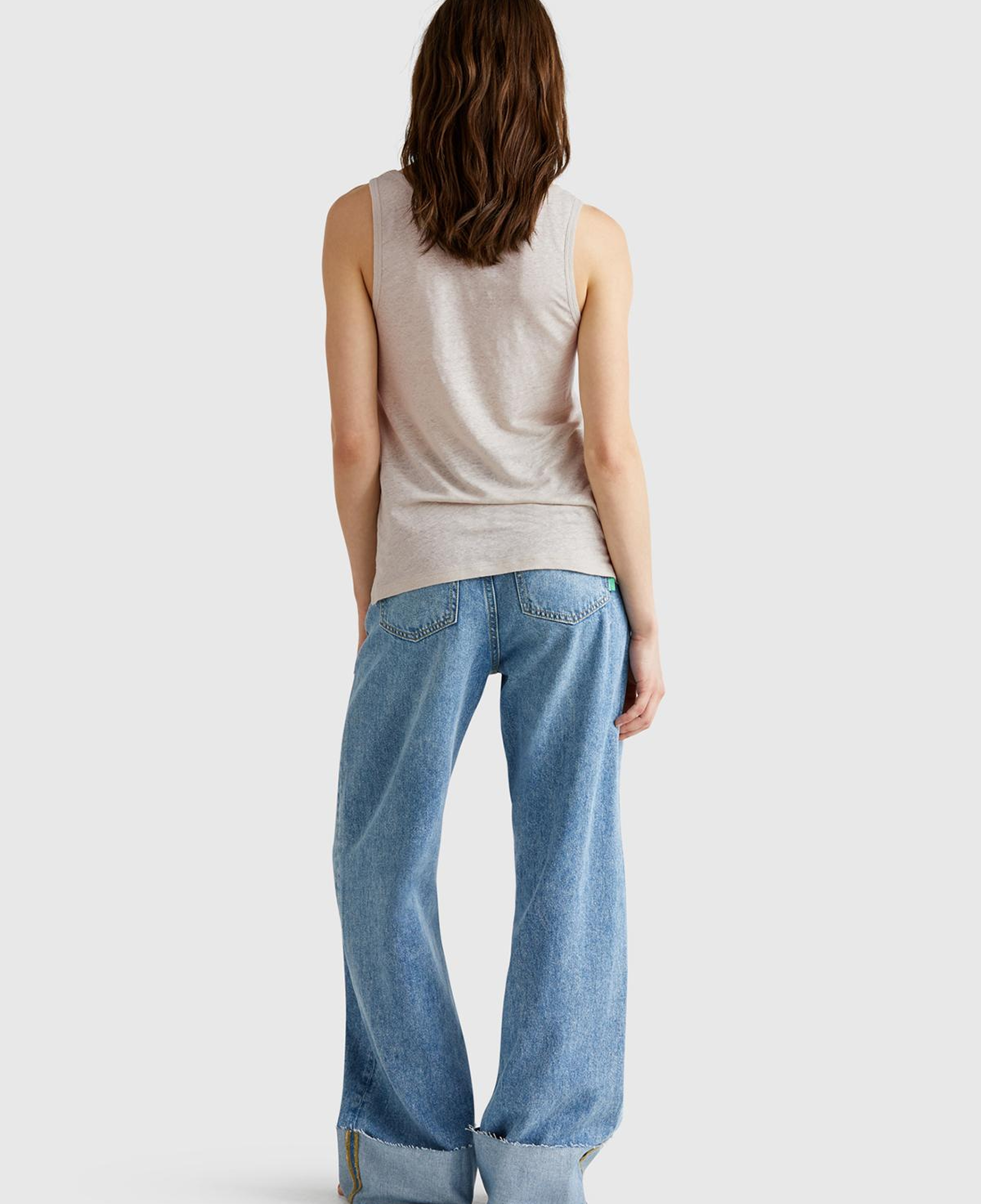 Kadın Taş Rengi %100 Keten Yanları Yırtmaçlı Regular Fit Yuvarlak Yaka Atlet