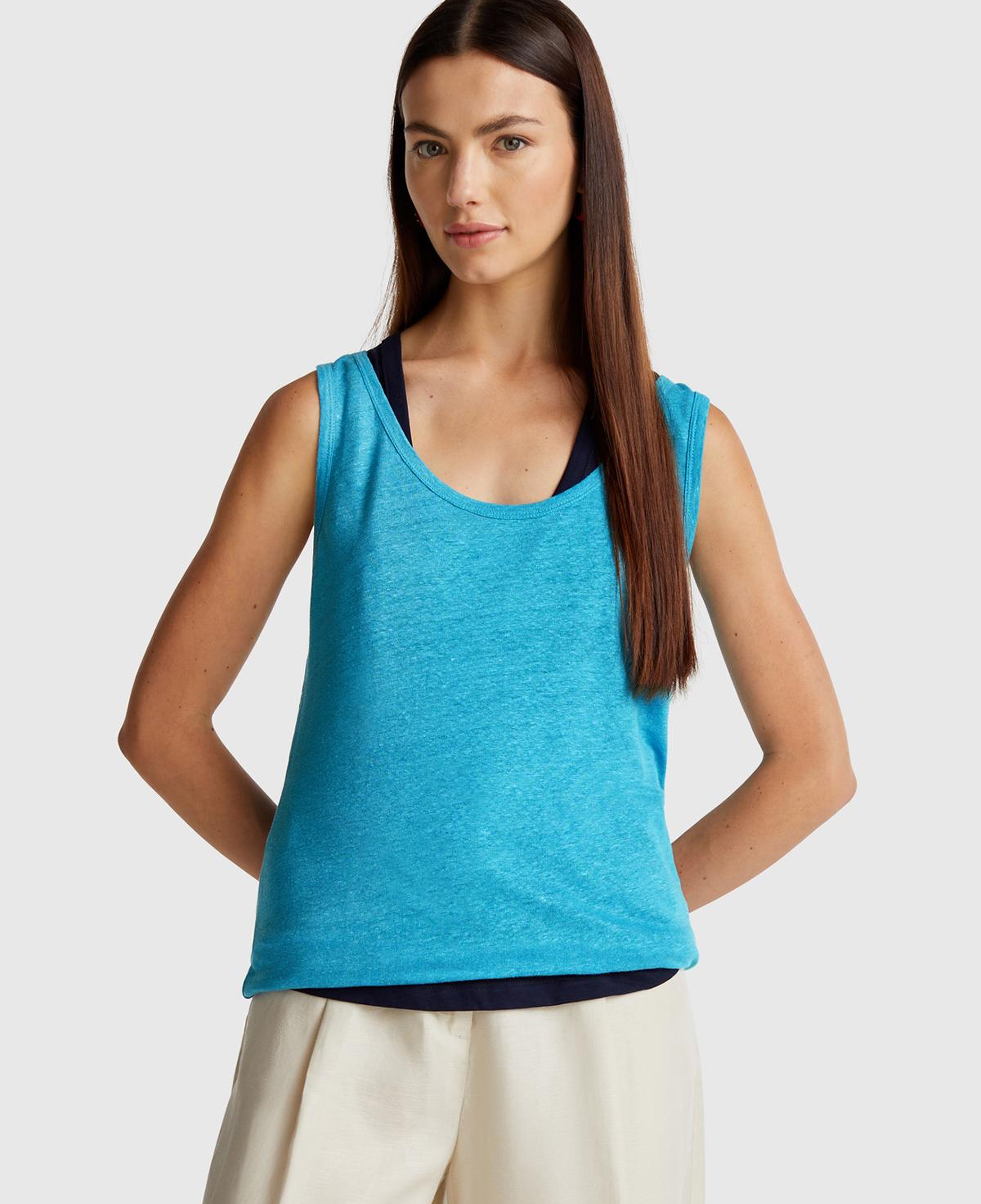 Kadın Mavi %100 Keten Yanları Yırtmaçlı Regular Fit Yuvarlak Yaka Atlet