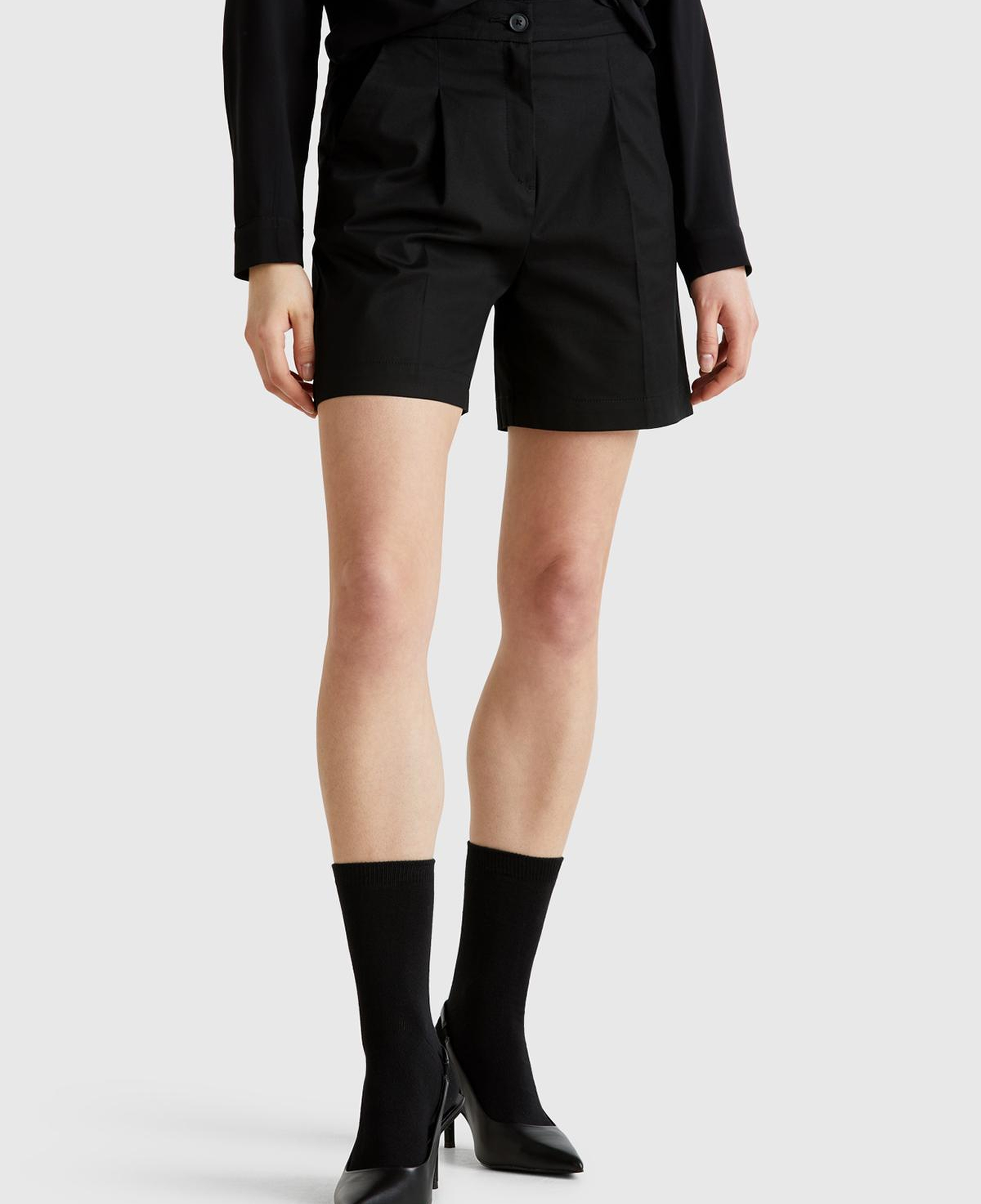 Kadın Siyah Streç Pamuklu Arka Beli Lastikli Straight Fit Bermuda Şort