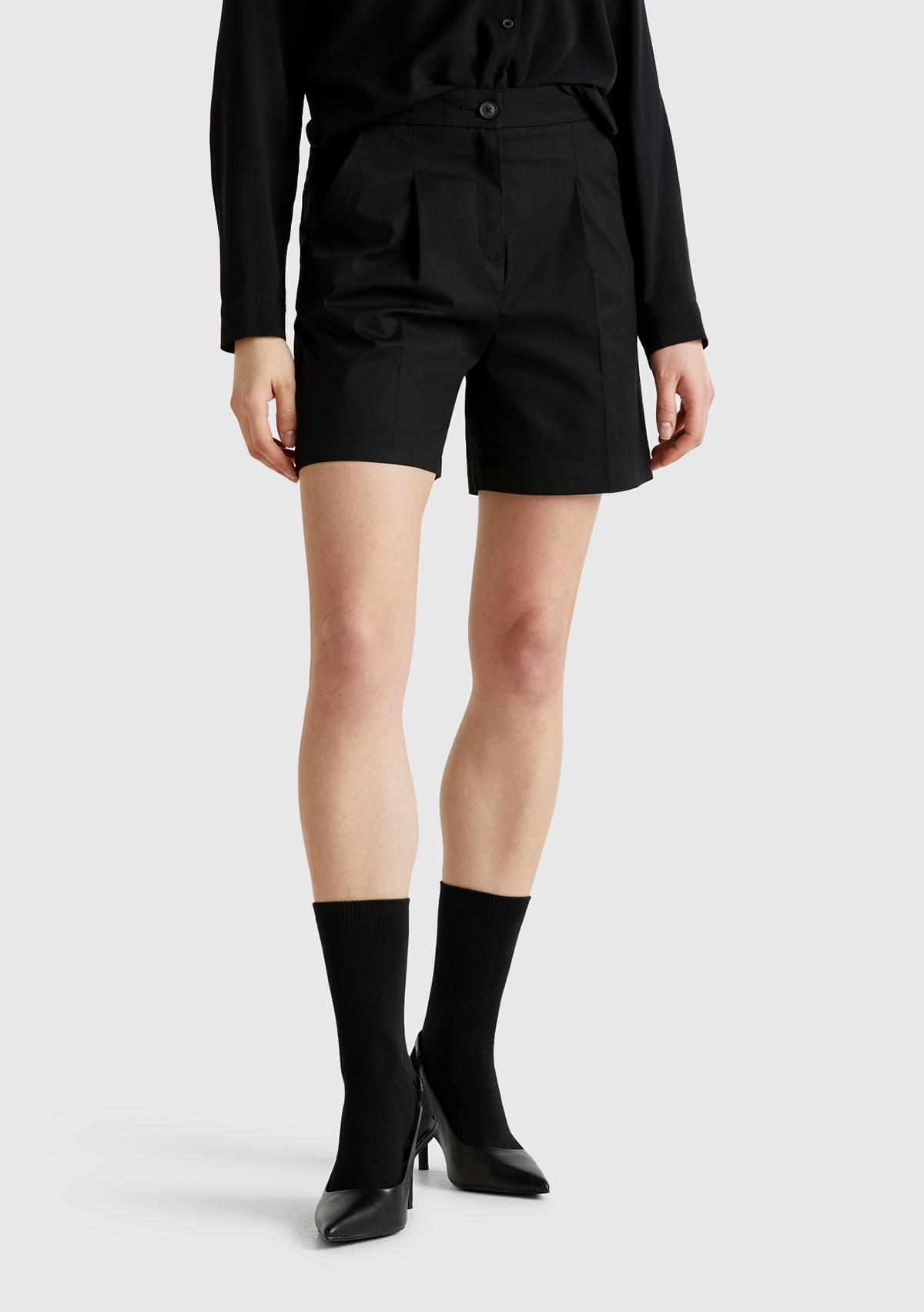 Kadın Siyah Streç Pamuklu Arka Beli Lastikli Straight Fit Bermuda Şort