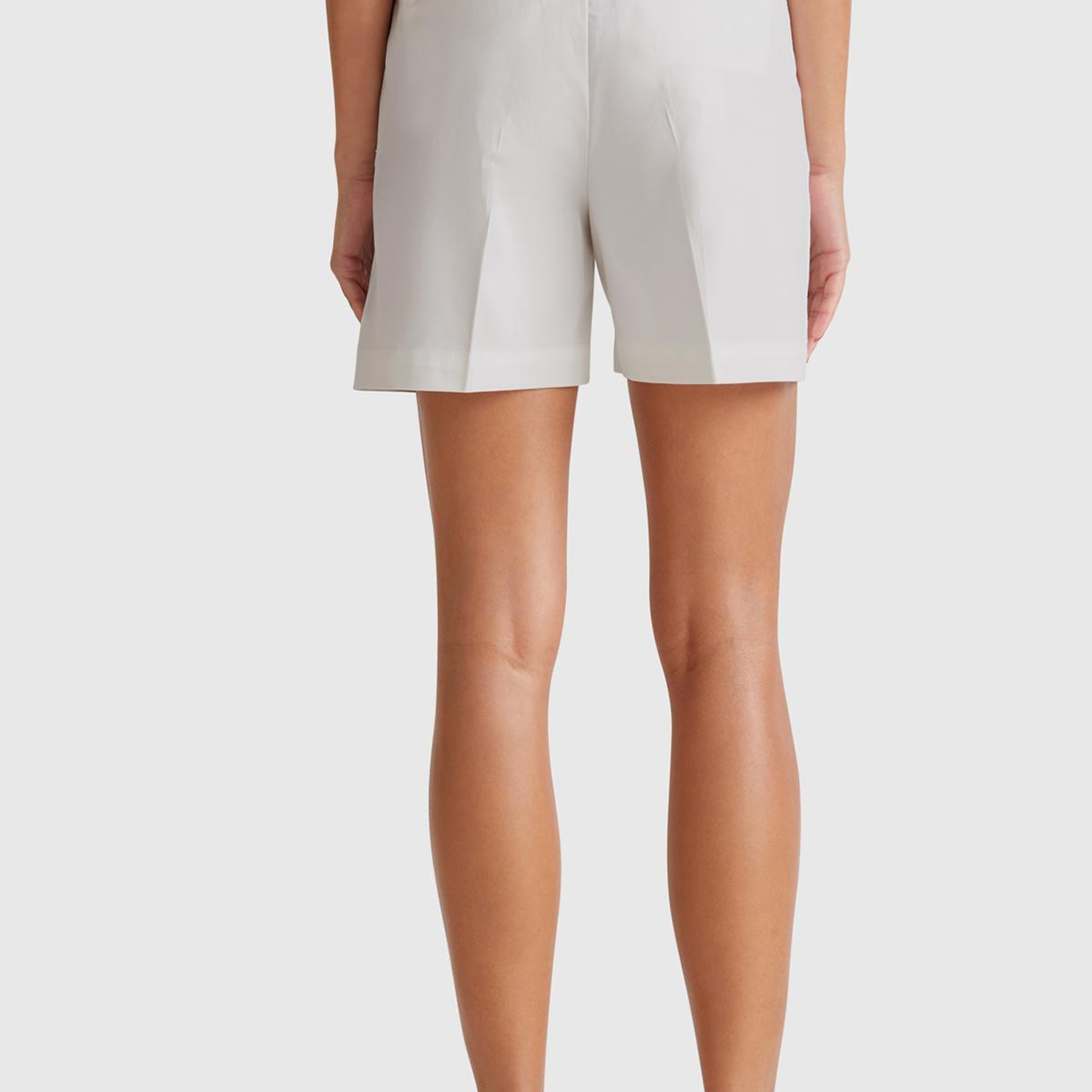 Kadın Beyaz Streç Pamuklu Arka Beli Lastikli Straight Fit Bermuda Şort