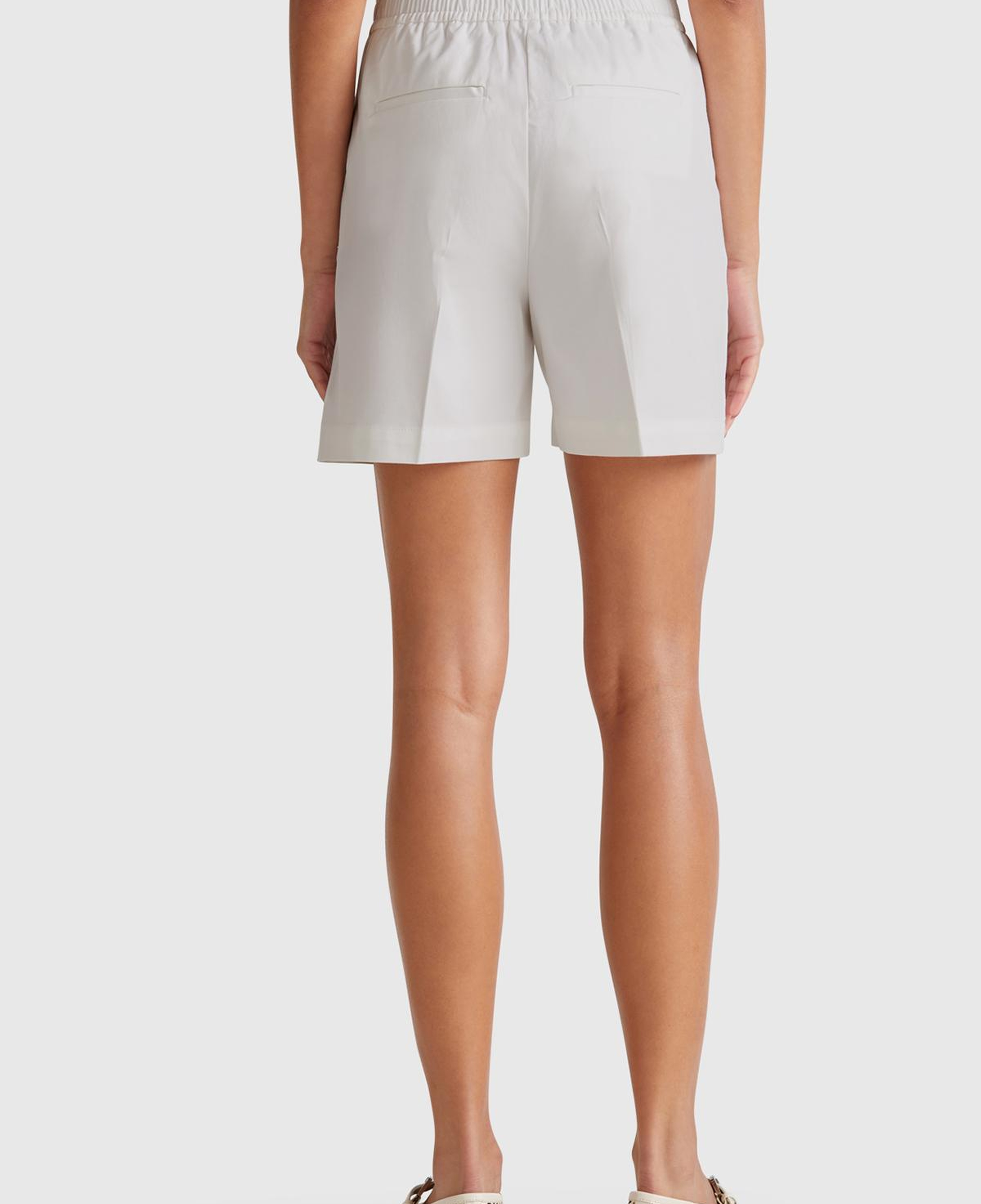 Kadın Beyaz Streç Pamuklu Arka Beli Lastikli Straight Fit Bermuda Şort