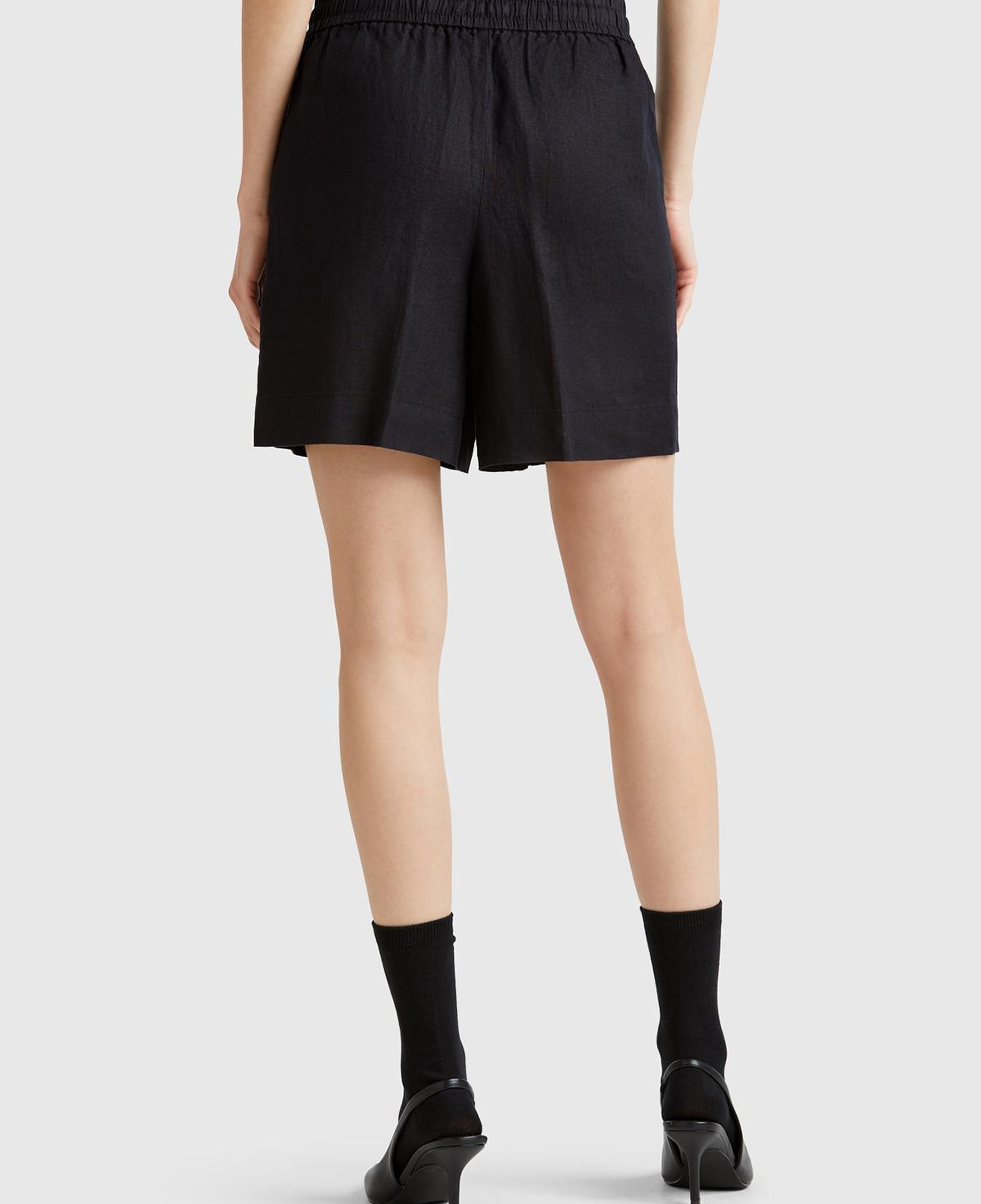 Kadın Siyah %100 Keten Büzgü İpli Cepli Bermuda Şort