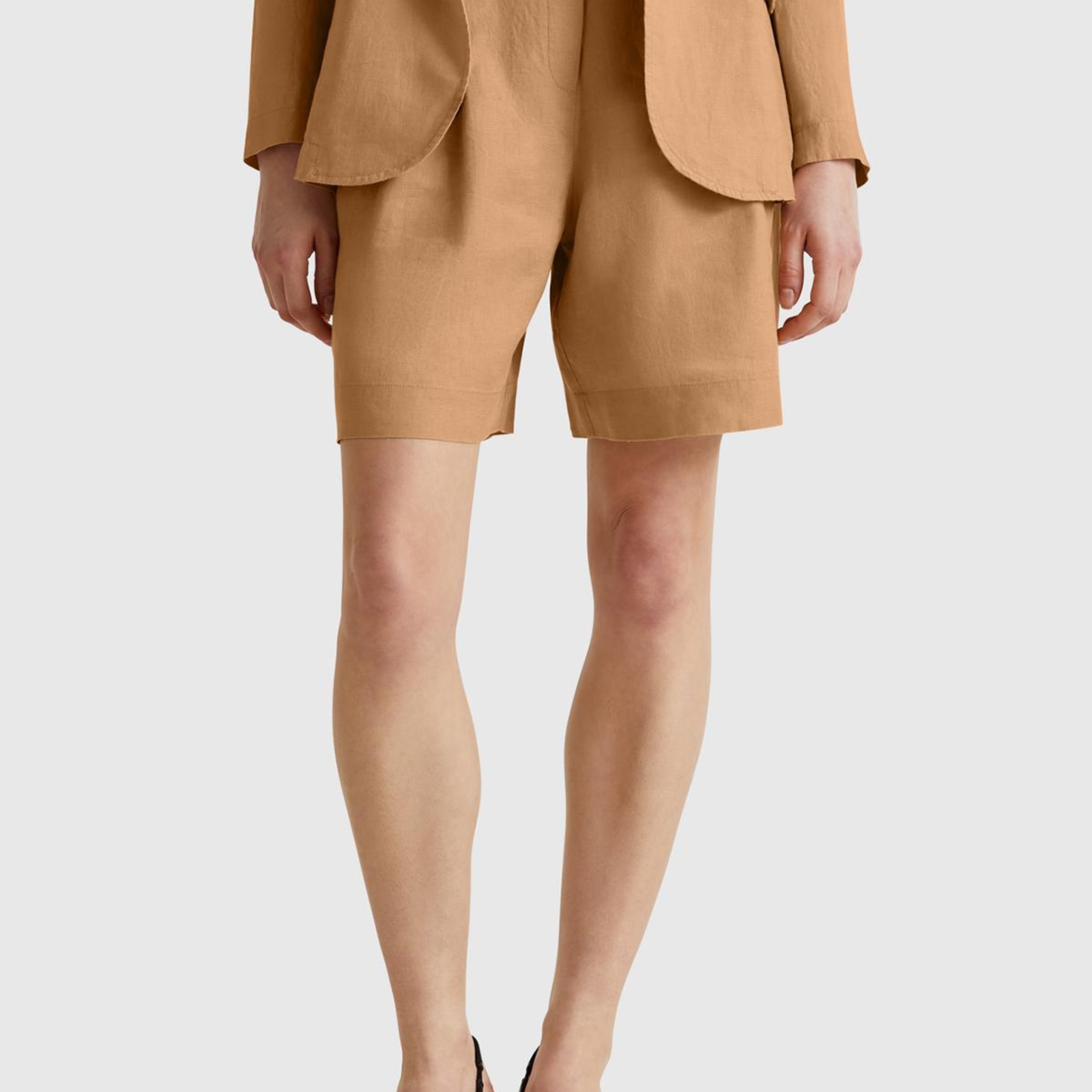 Kadın Bej %100 Keten Arka Beli Lastikli Pileli Relax Fit Bermuda Şort