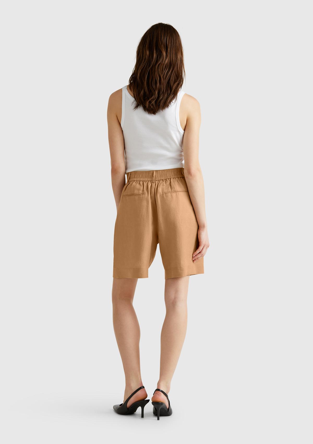 Kadın Bej %100 Keten Arka Beli Lastikli Pileli Relax Fit Bermuda Şort