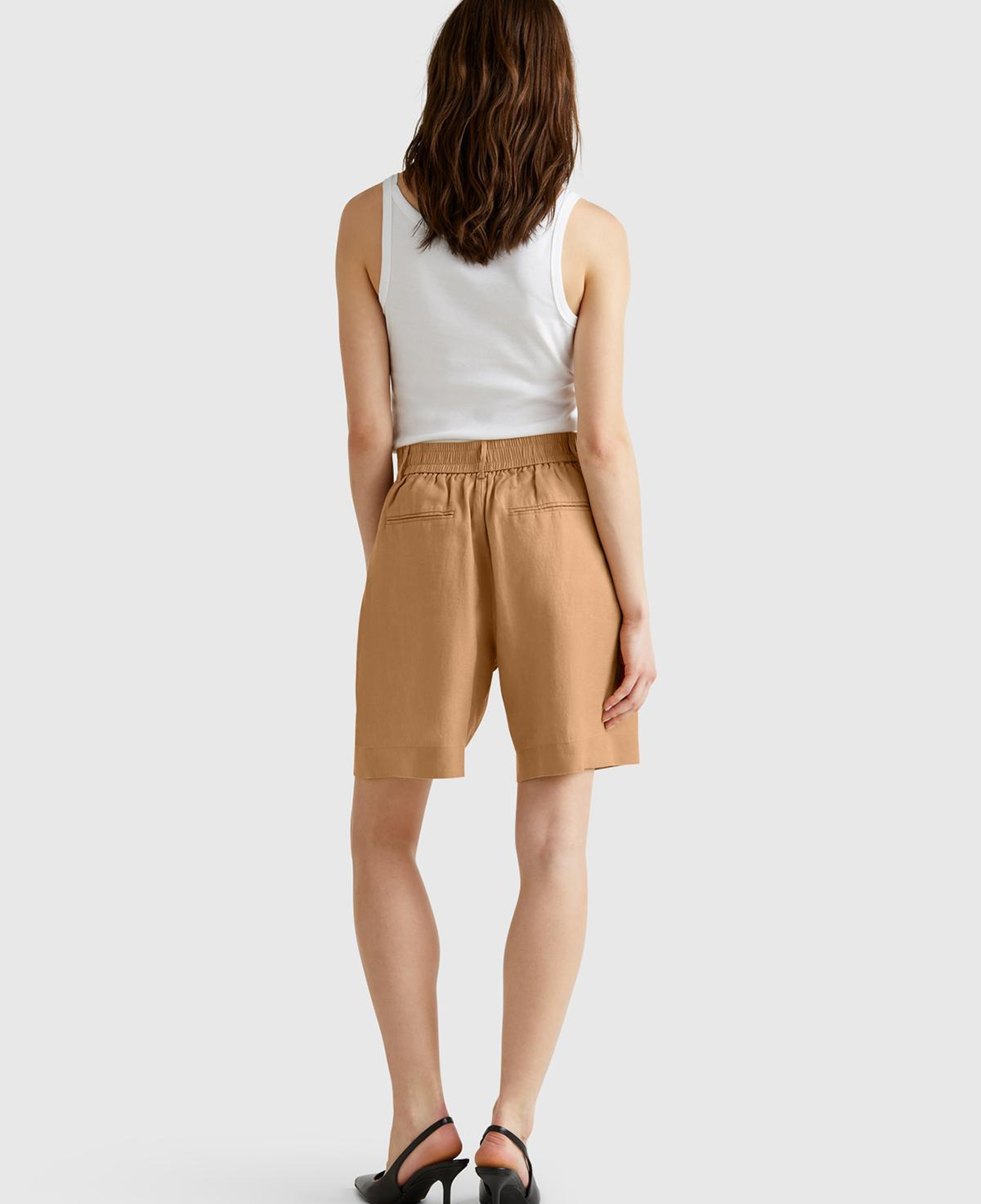 Kadın Bej %100 Keten Arka Beli Lastikli Pileli Relax Fit Bermuda Şort