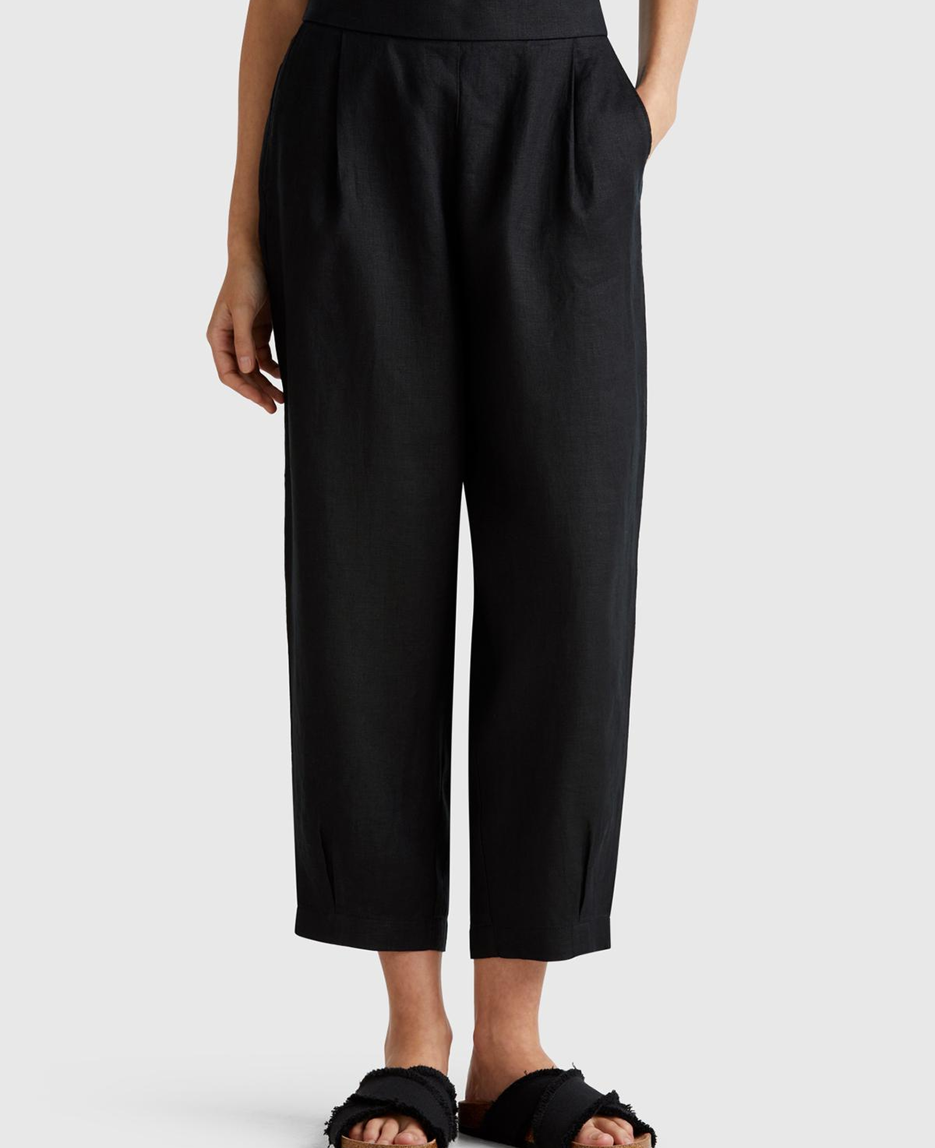 Kadın Siyah %100 Keten Arka Beli Lastikli Paçası Dar Relax Fit Pantolon