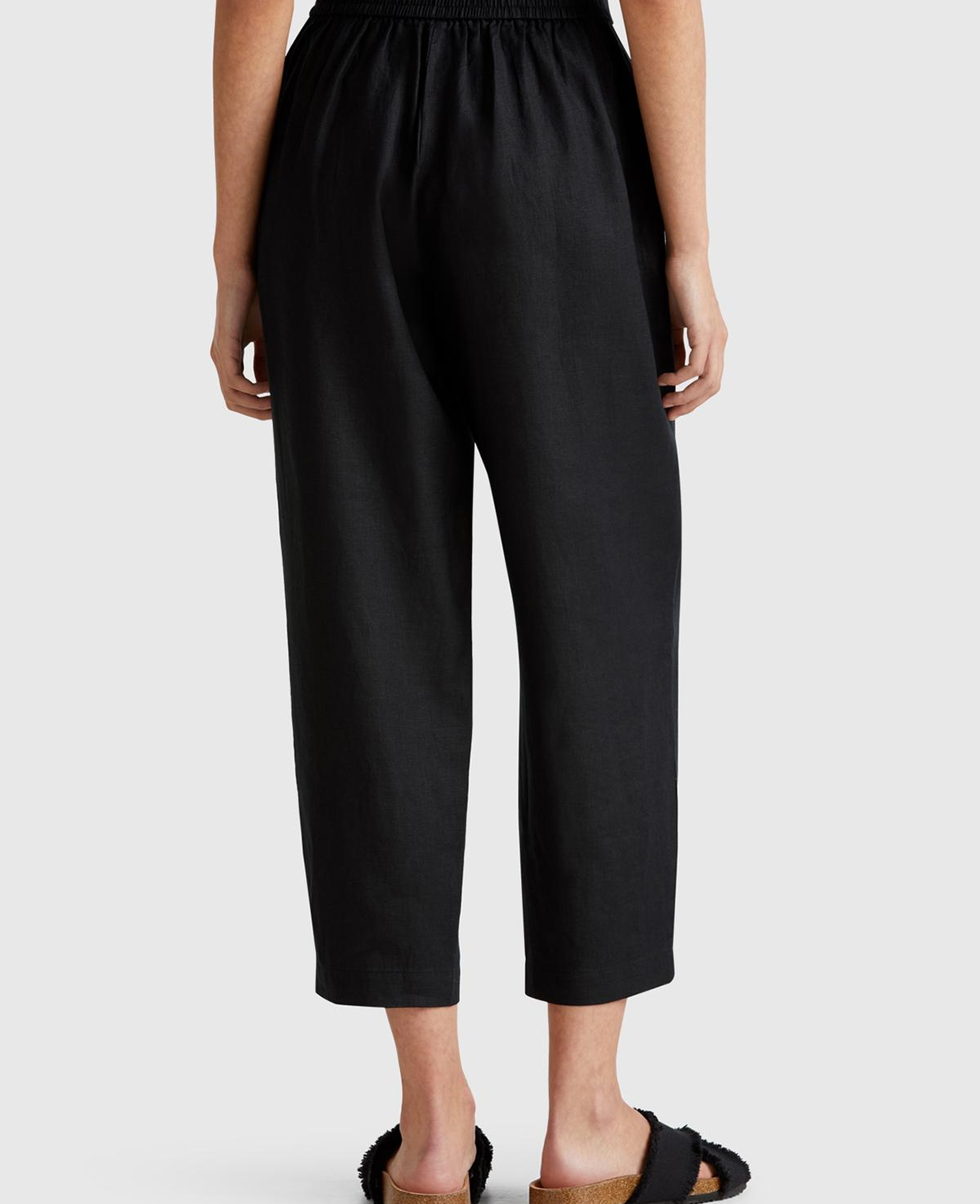 Kadın Siyah %100 Keten Arka Beli Lastikli Paçası Dar Relax Fit Pantolon