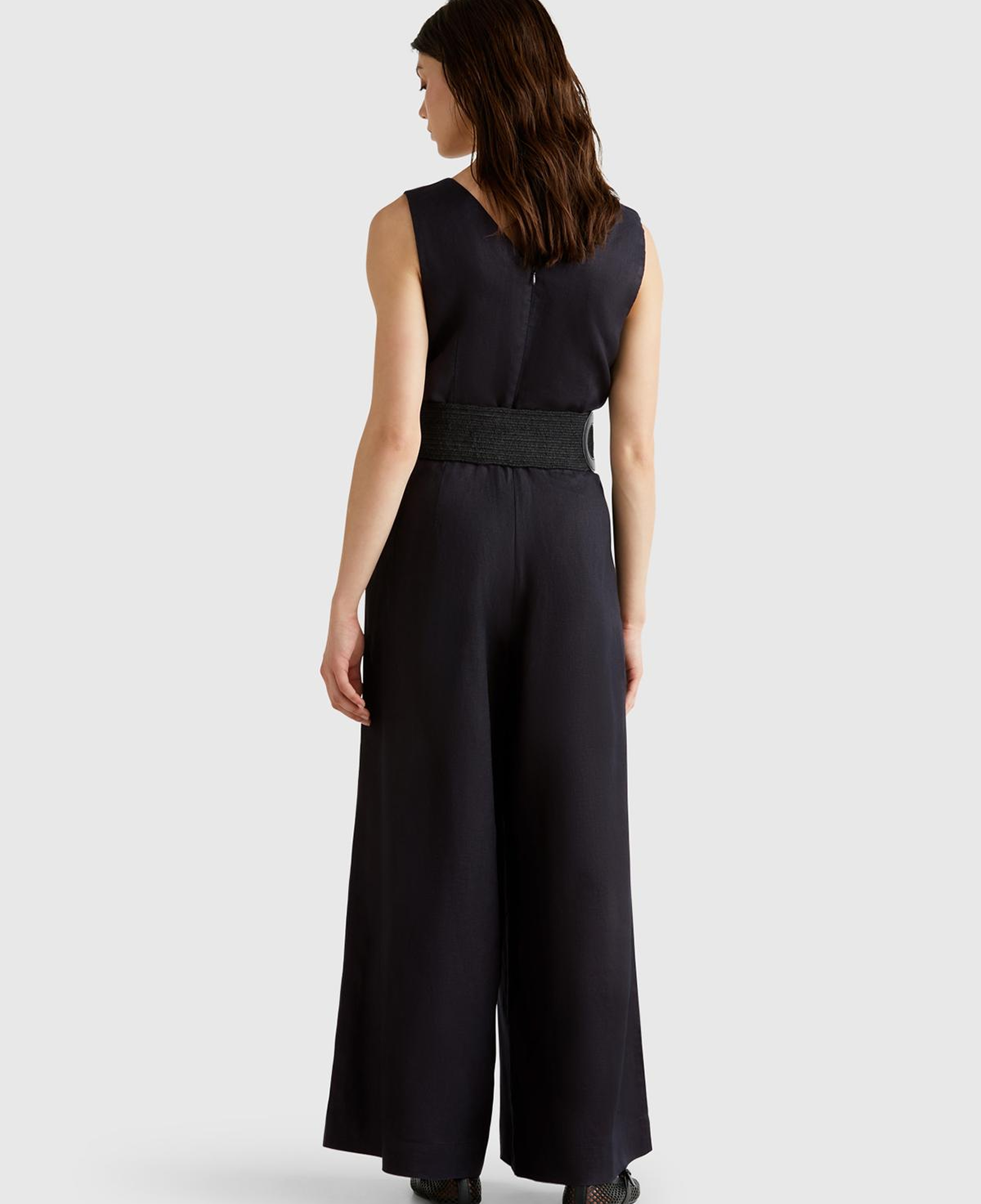 Kadın Siyah %100 Keten Kuşaklı Bedeni Oturan Wide Leg V Yaka Tulum