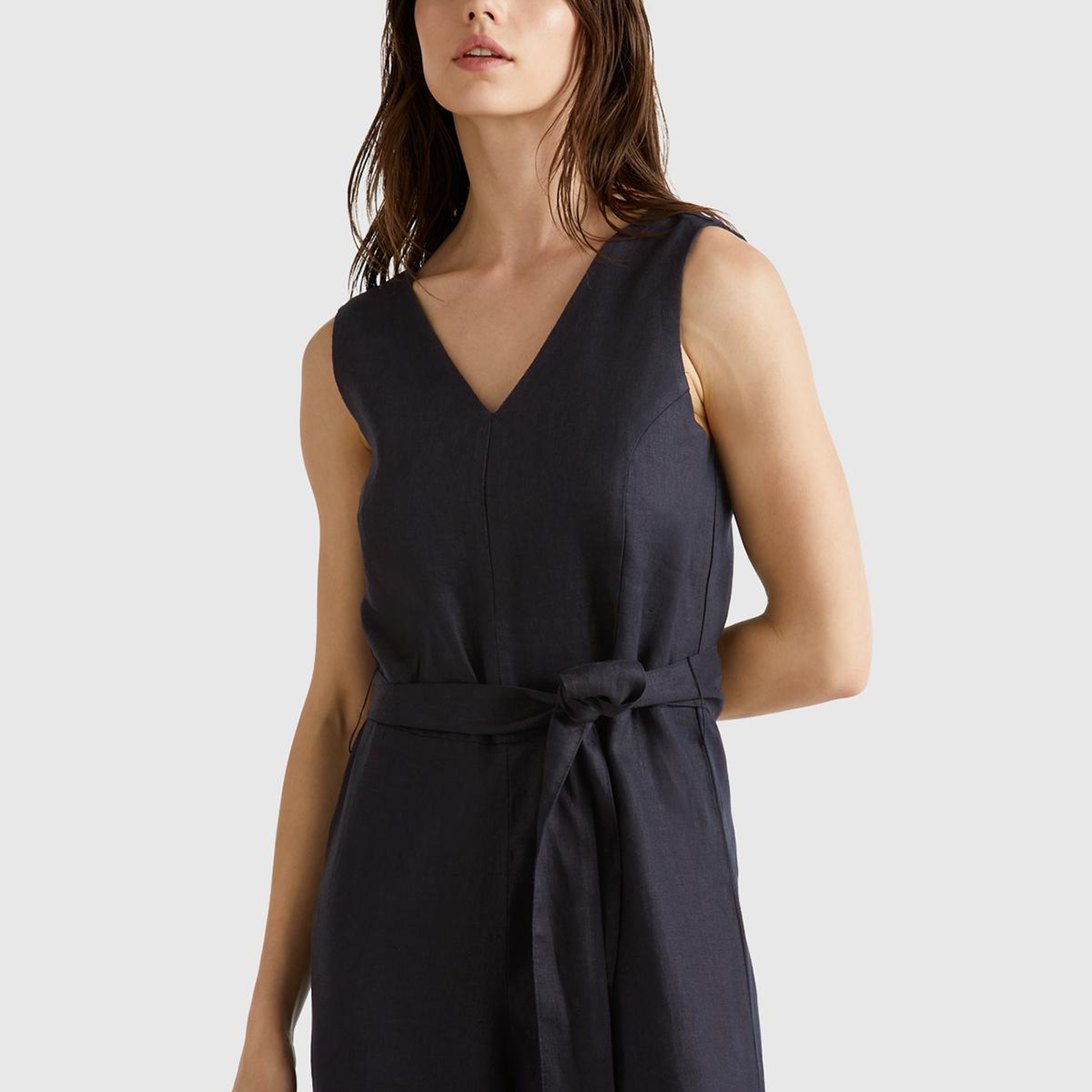 Kadın Siyah %100 Keten Kuşaklı Bedeni Oturan Wide Leg V Yaka Tulum