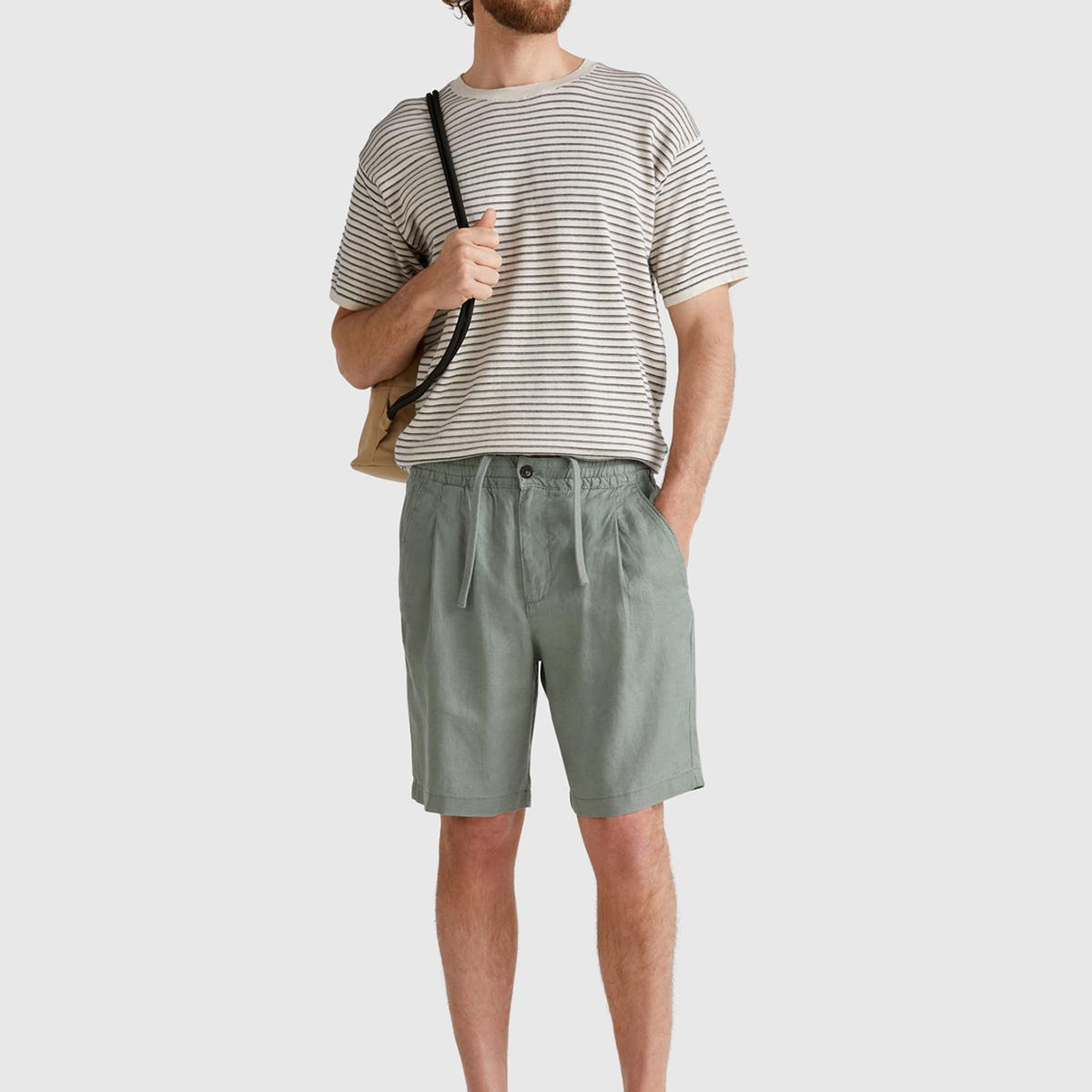 Erkek Soluk Yeşil %100 Keten Büzgü İpli Düğmeli Pile Detaylı Bermuda Şort