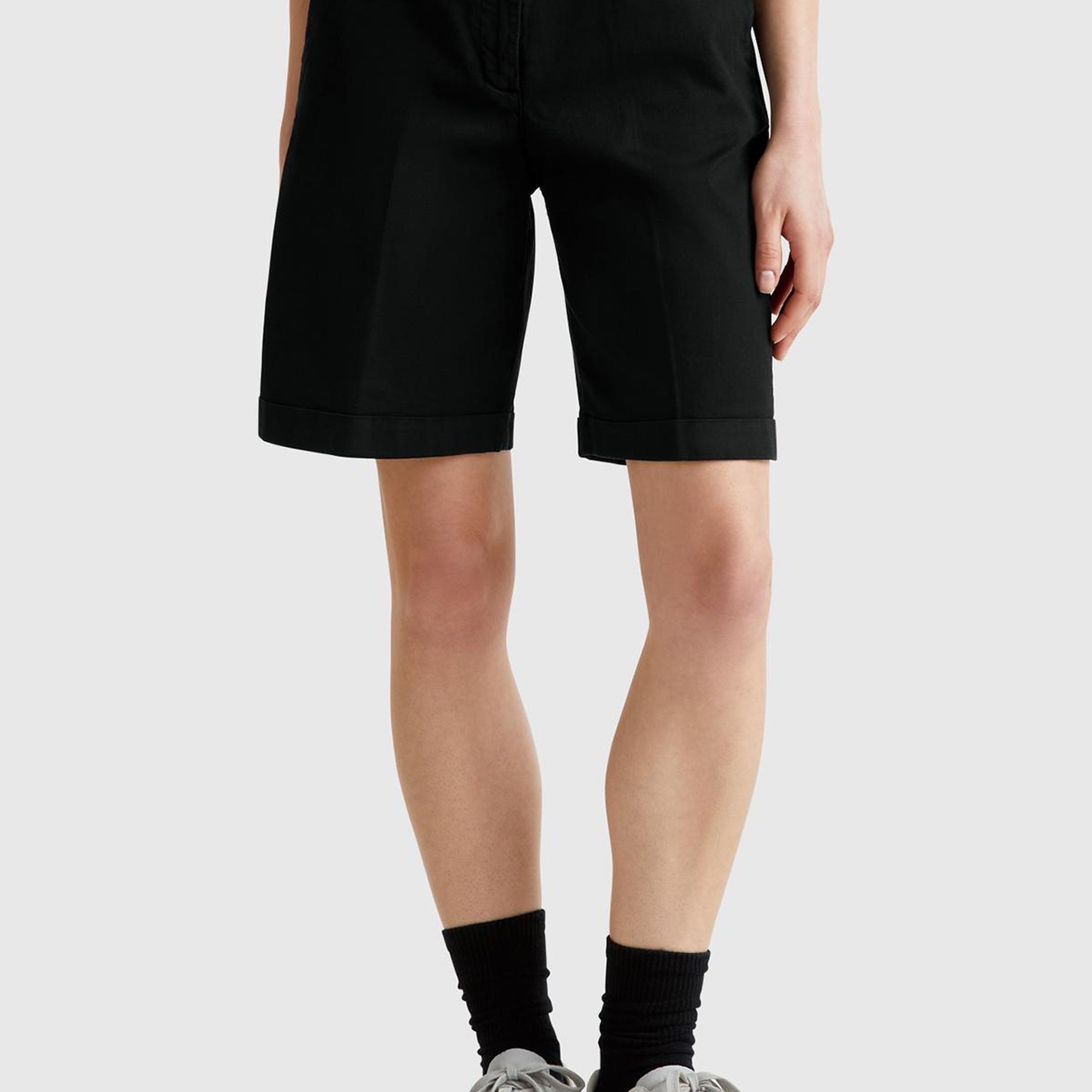 Kadın Siyah Pamuk Karışımlı Önü Düğmeli Regular Fit Bermuda Şort