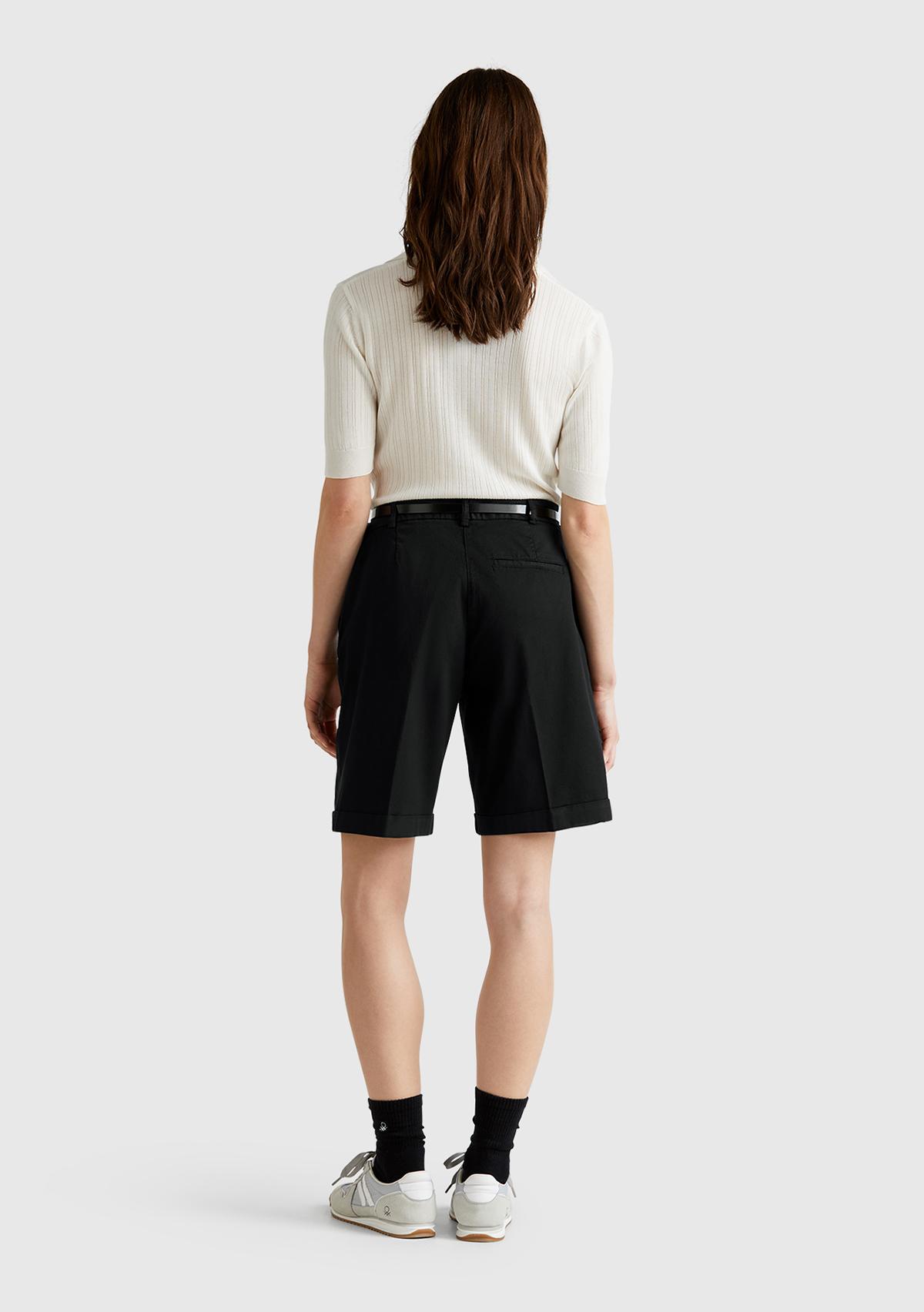 Kadın Siyah Pamuk Karışımlı Önü Düğmeli Regular Fit Bermuda Şort