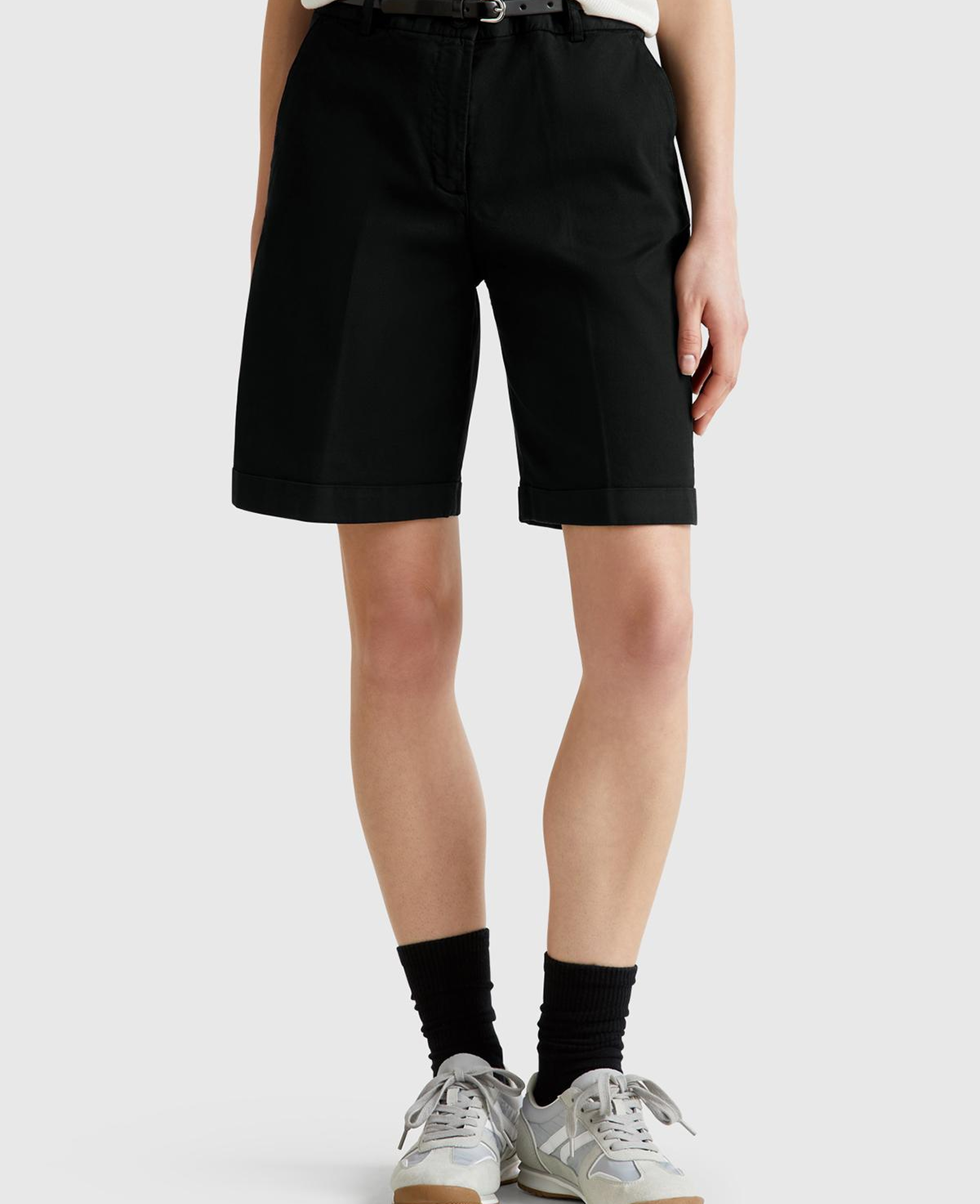 Kadın Siyah Pamuk Karışımlı Önü Düğmeli Regular Fit Bermuda Şort