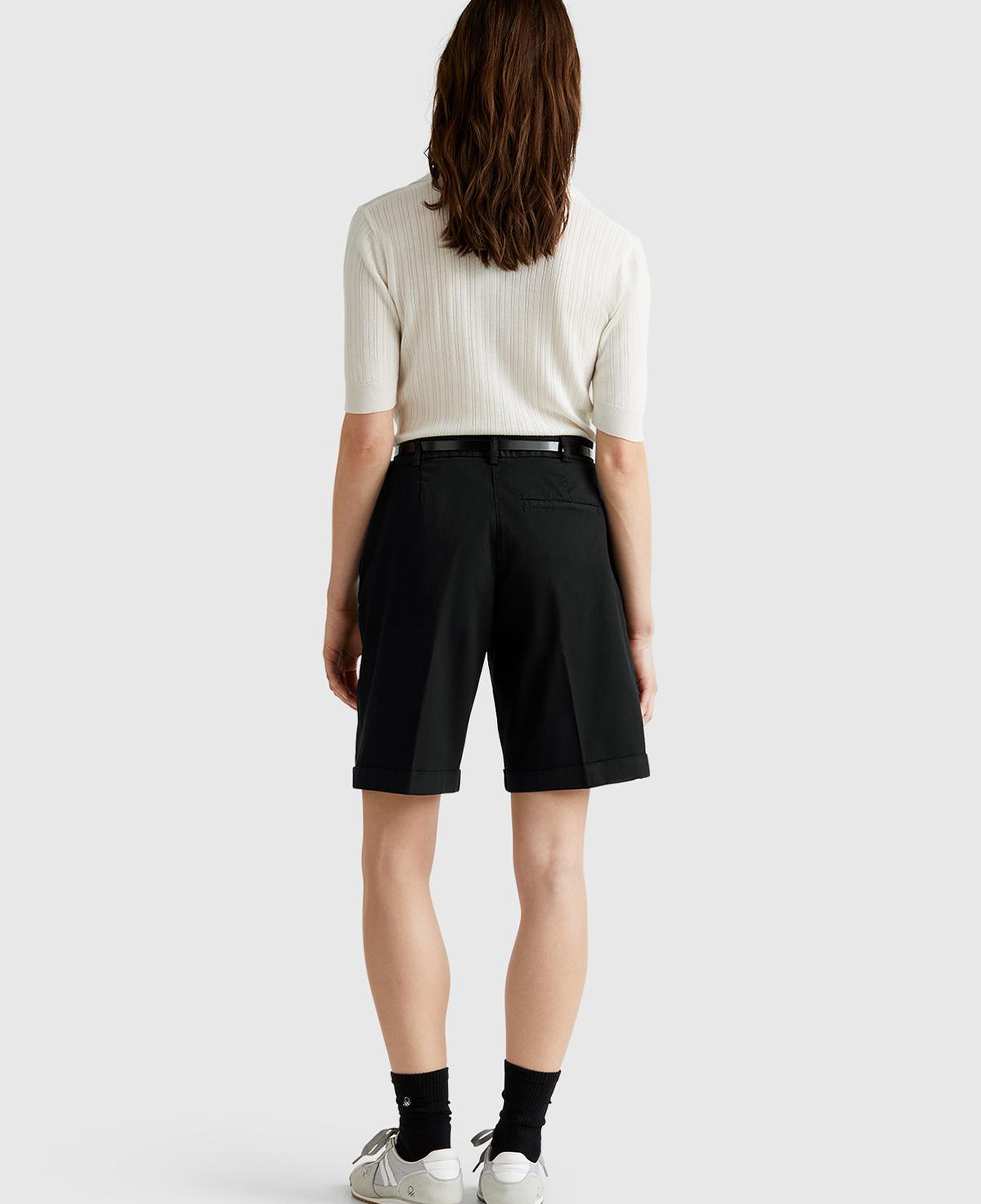 Kadın Siyah Pamuk Karışımlı Önü Düğmeli Regular Fit Bermuda Şort