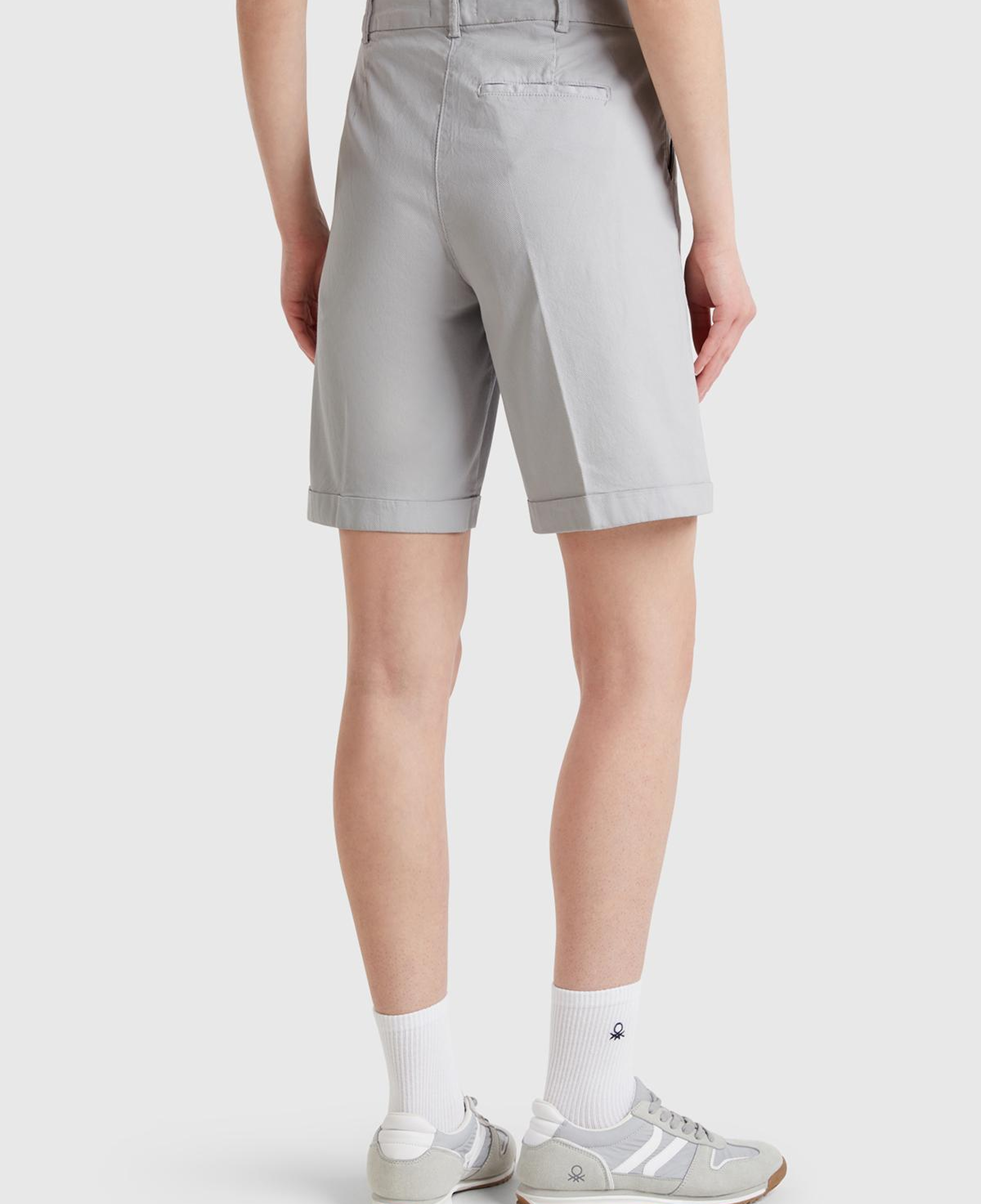 Kadın Gri Pamuk Karışımlı Önü Düğmeli Regular Fit Bermuda Şort