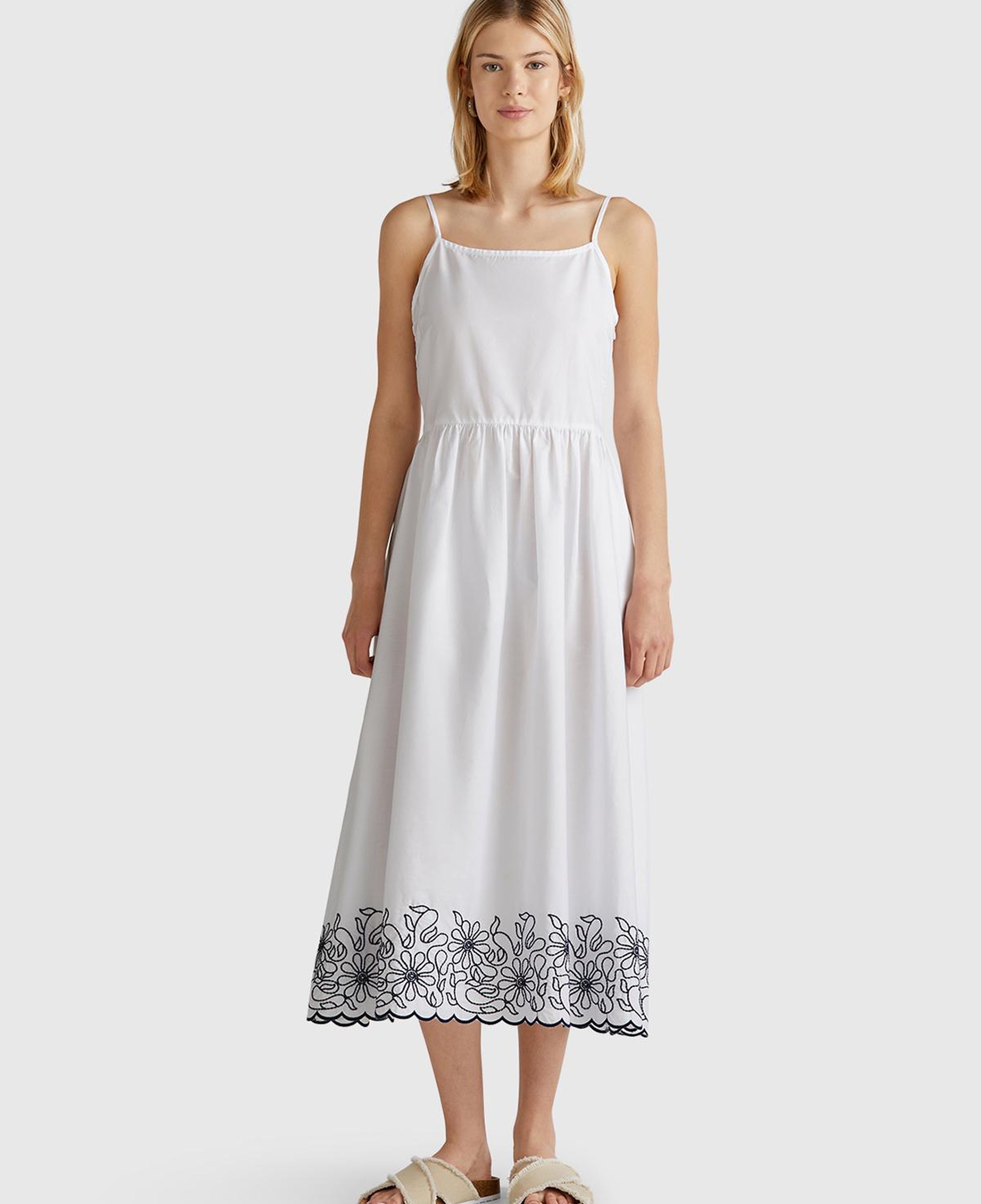 Kadın Beyaz %100 Koton Askılı Etek Ucu İşlemeli Midi Boy Elbise