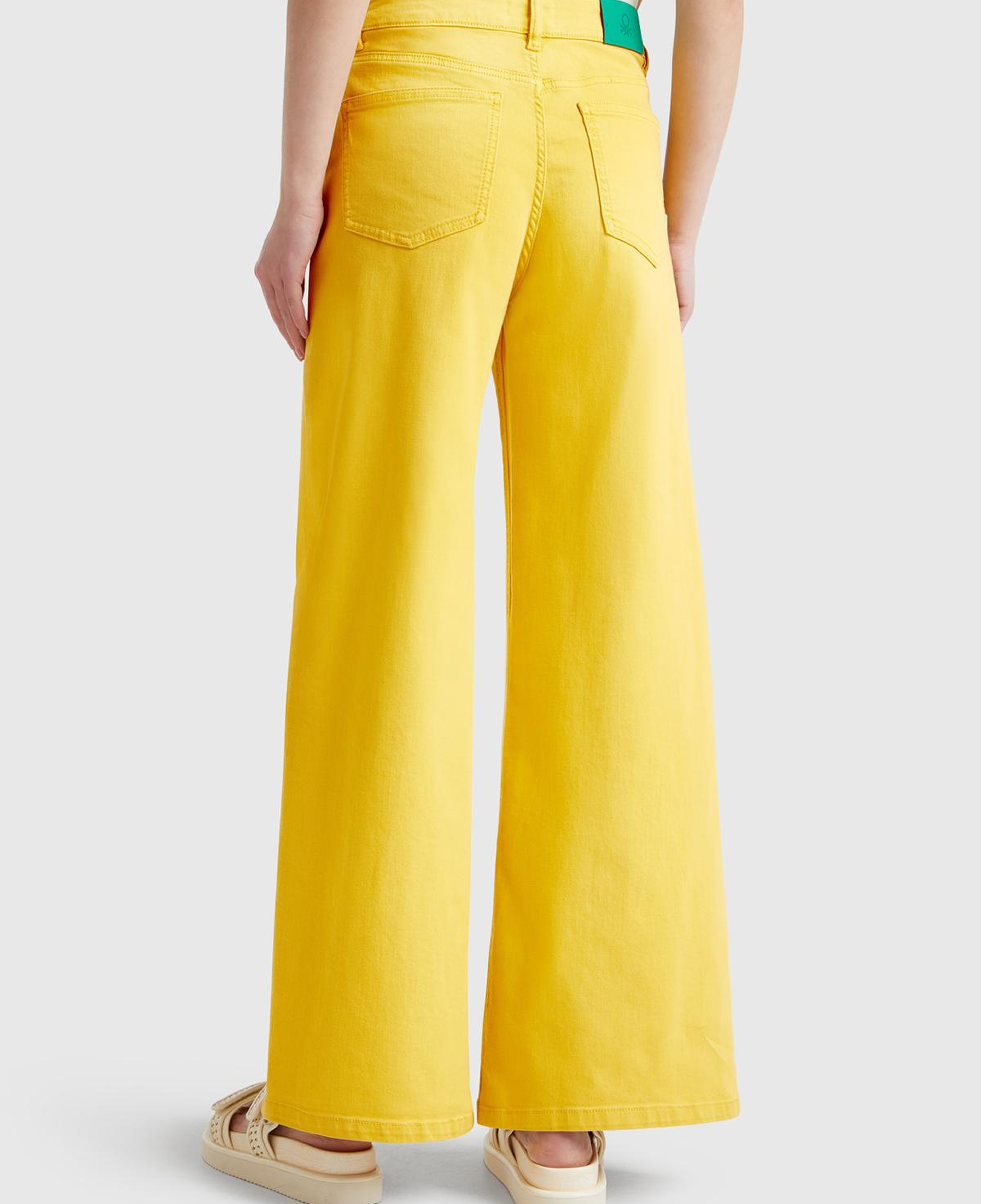 Kadın Sarı Streç Pamuklu Arkası Logo Etiketli Bol Kesim Pantolon