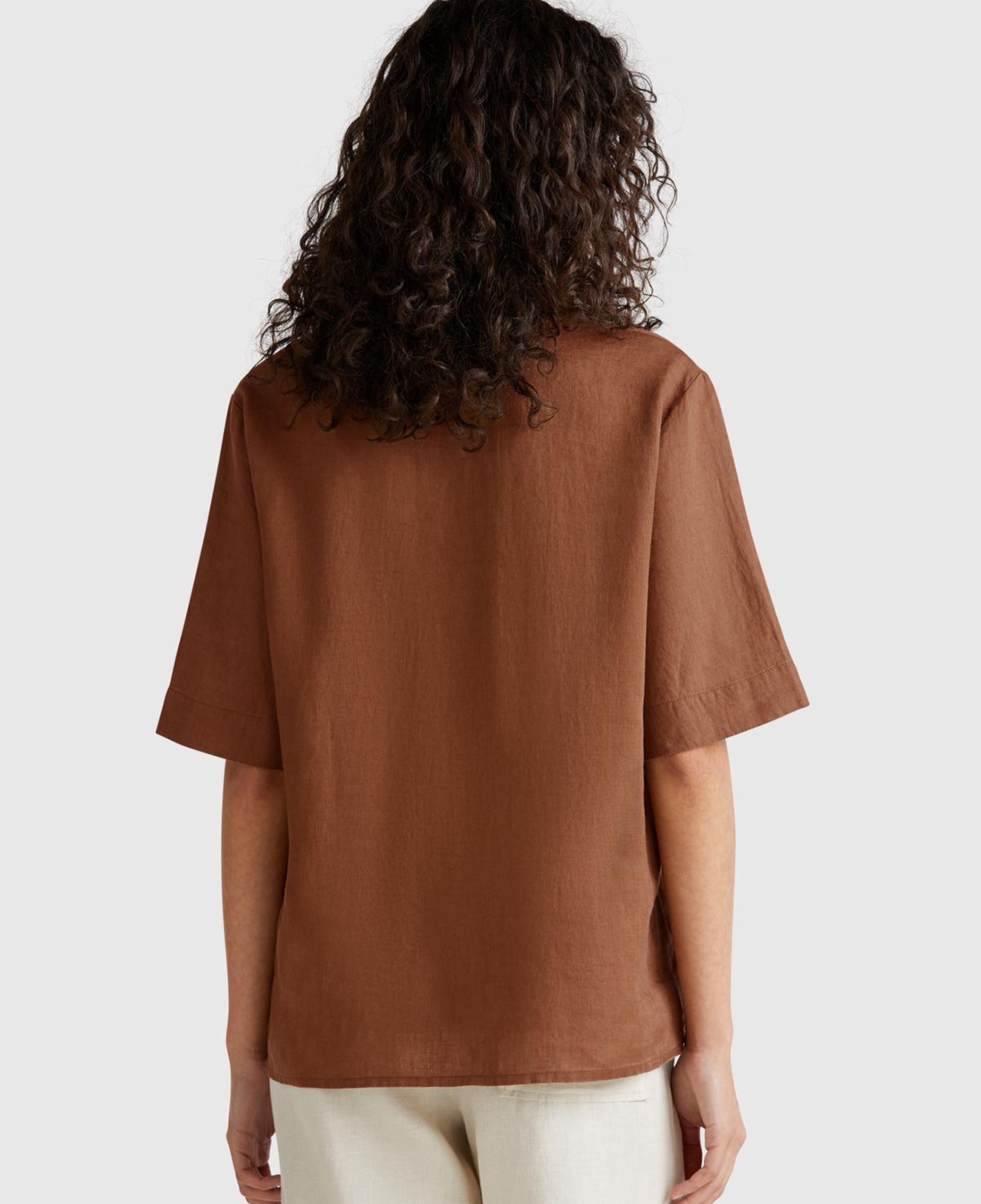 Kadın Kahverengi %100 Keten Relax Fit V Gömlek Yakalı Kısa Kollu Bluz