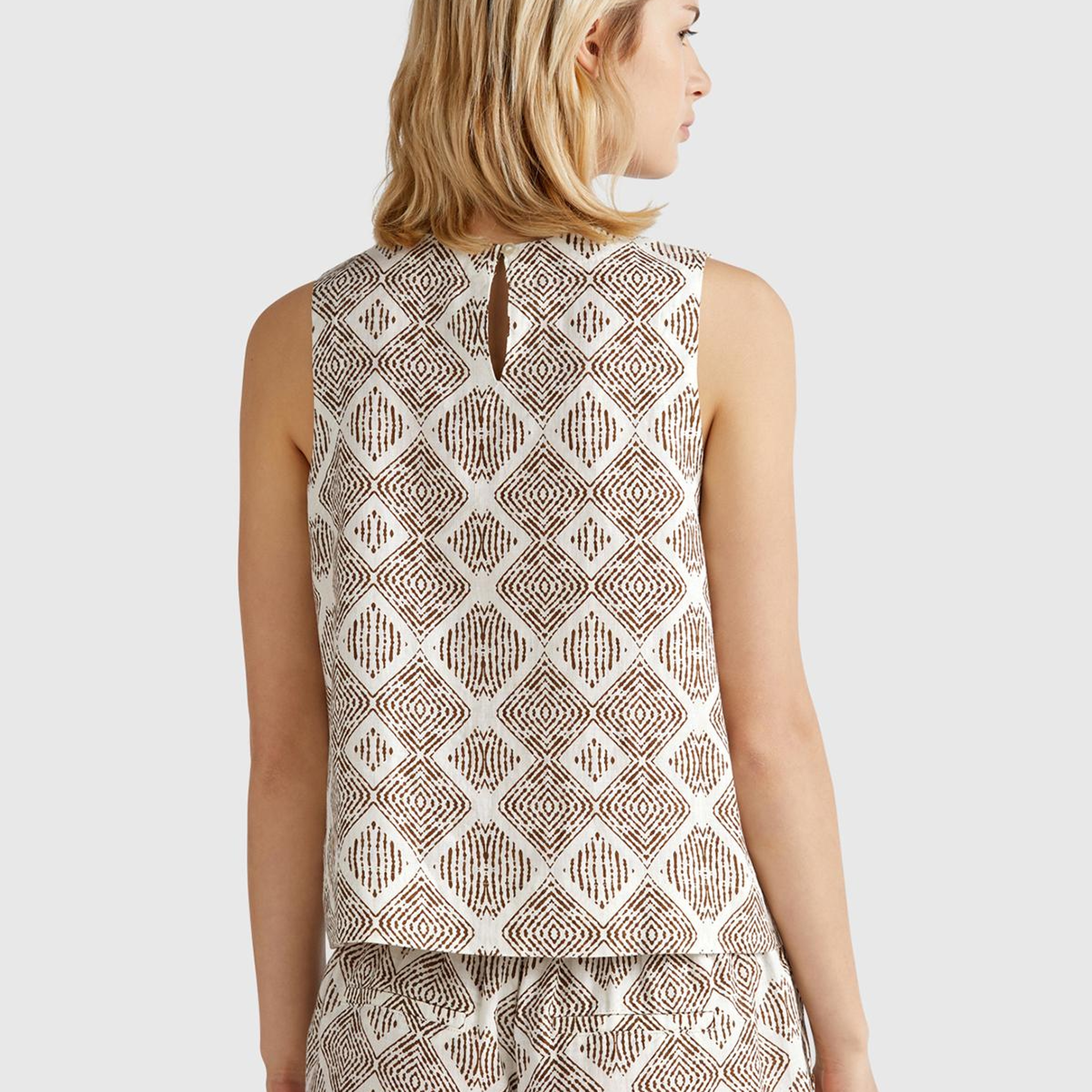 Kadın Beyaz Mix %100 Keten Desenli Kolsuz Bluz