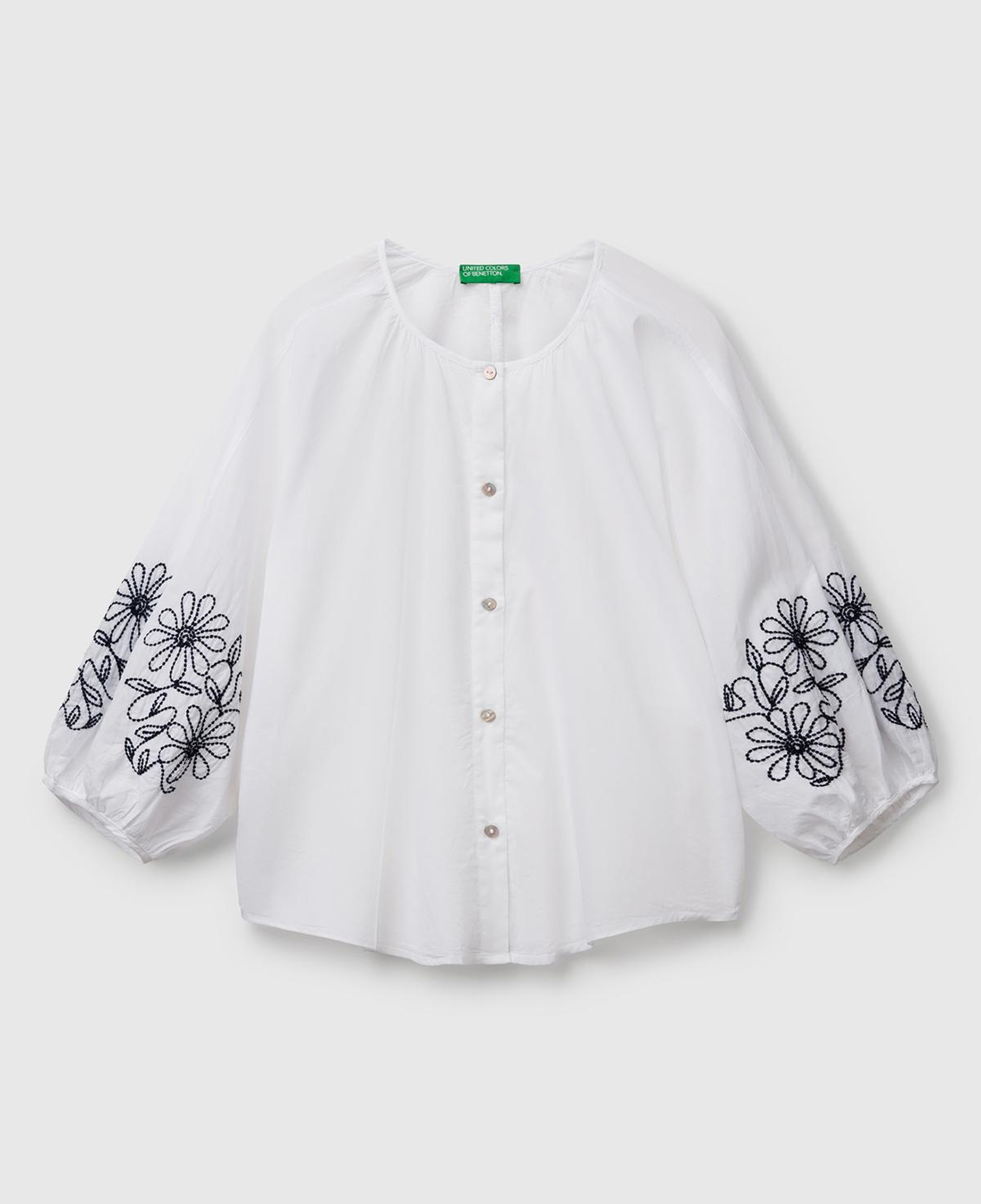 Kadın Beyaz %100 Koton Rahat Kalıp Kolları Çiçek İşlemeli Hakim Yaka Gömlek