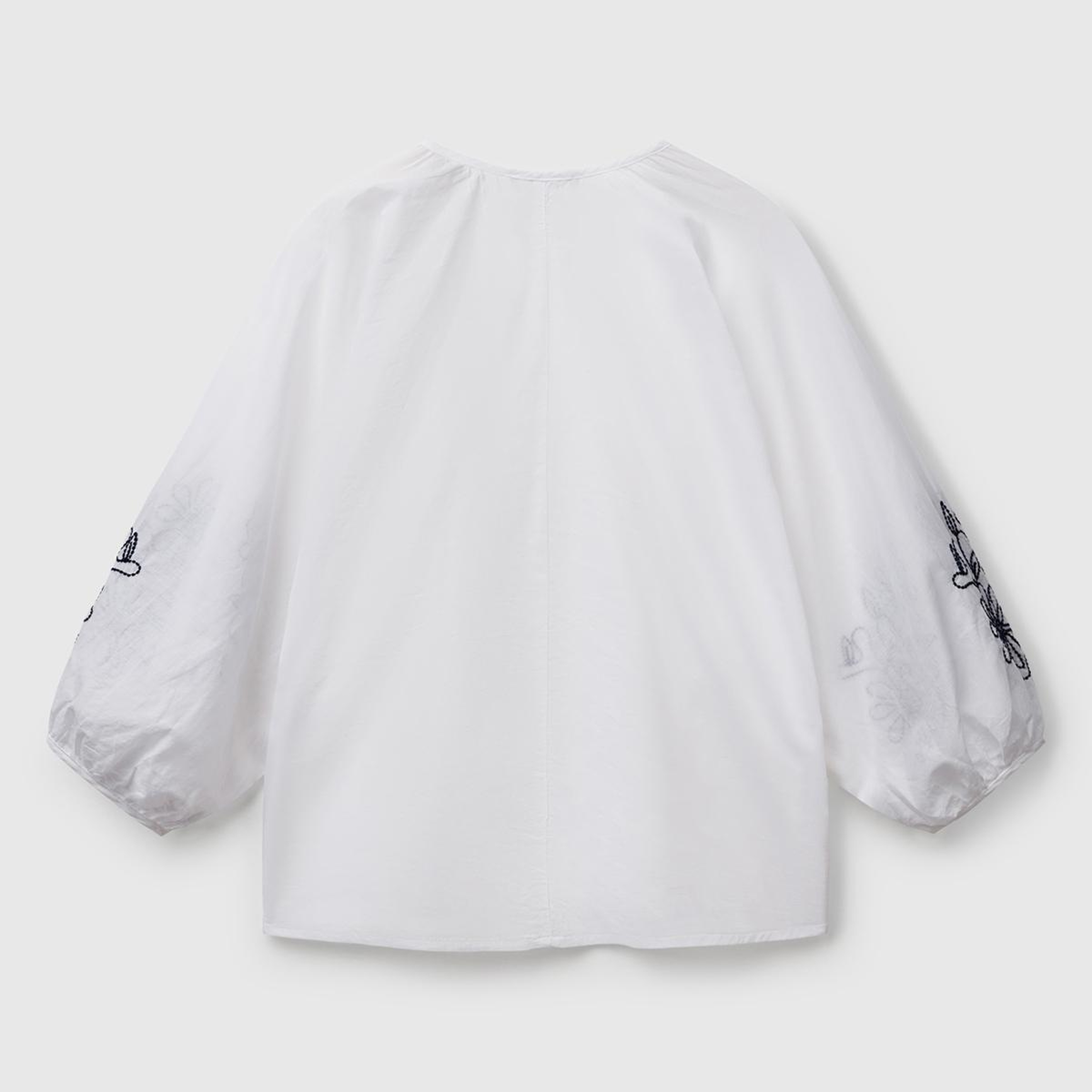 Kadın Beyaz %100 Koton Rahat Kalıp Kolları Çiçek İşlemeli Hakim Yaka Gömlek