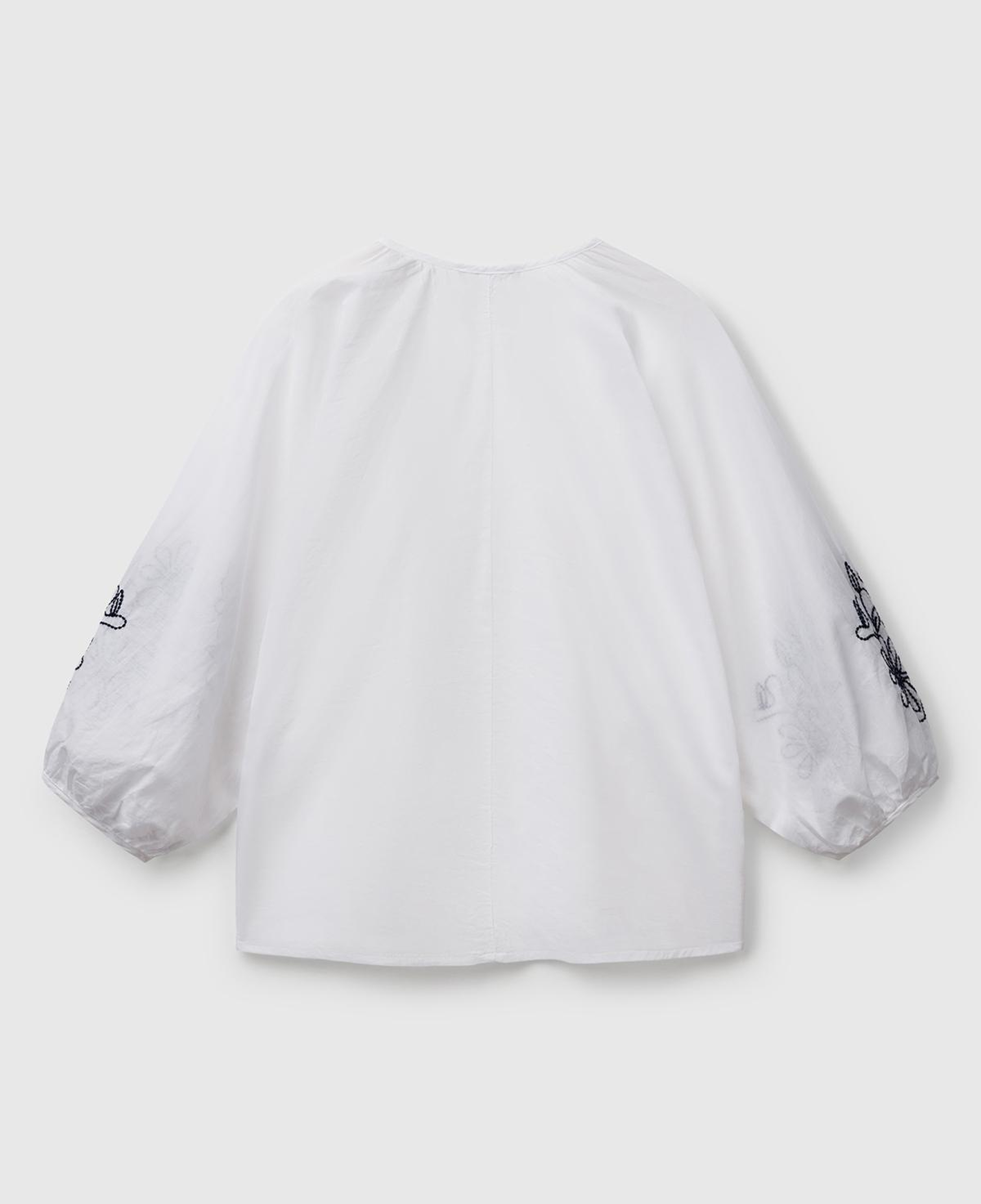 Kadın Beyaz %100 Koton Rahat Kalıp Kolları Çiçek İşlemeli Hakim Yaka Gömlek