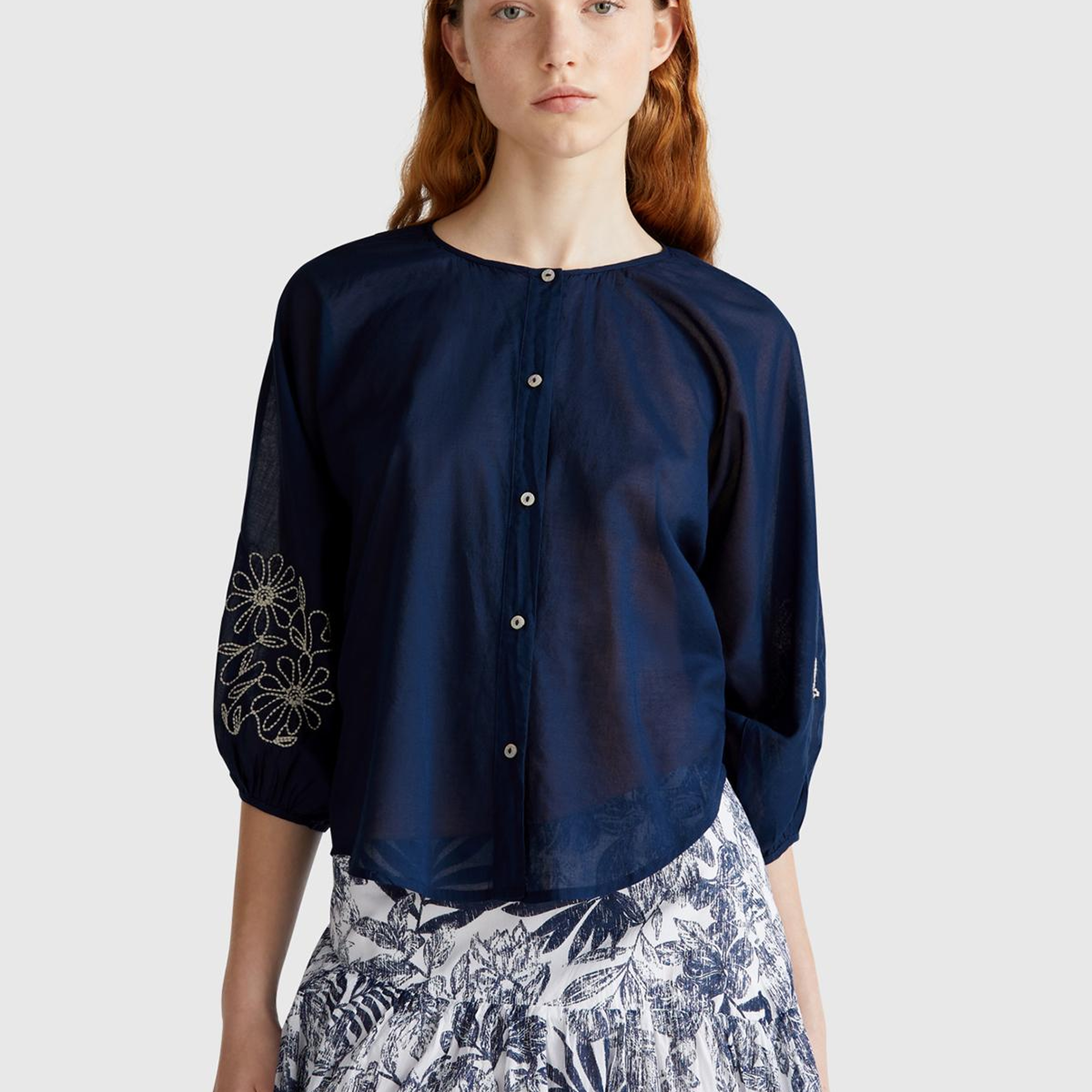 Kadın Lacivert %100 Koton Rahat Kalıp Kolları Çiçek İşlemeli Hakim Yaka Gömlek
