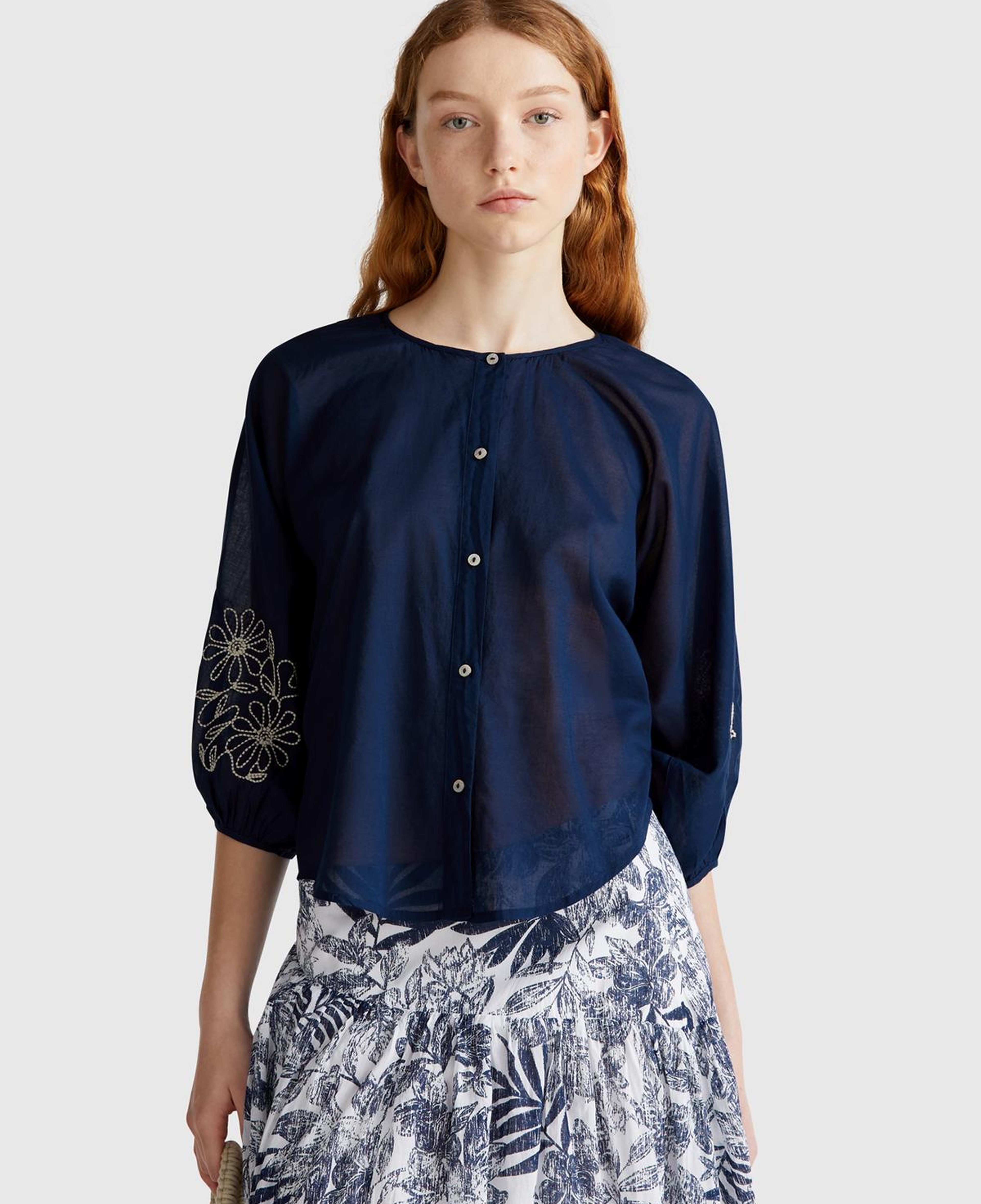 Kadın Lacivert %100 Koton Rahat Kalıp Kolları Çiçek İşlemeli Hakim Yaka Gömlek