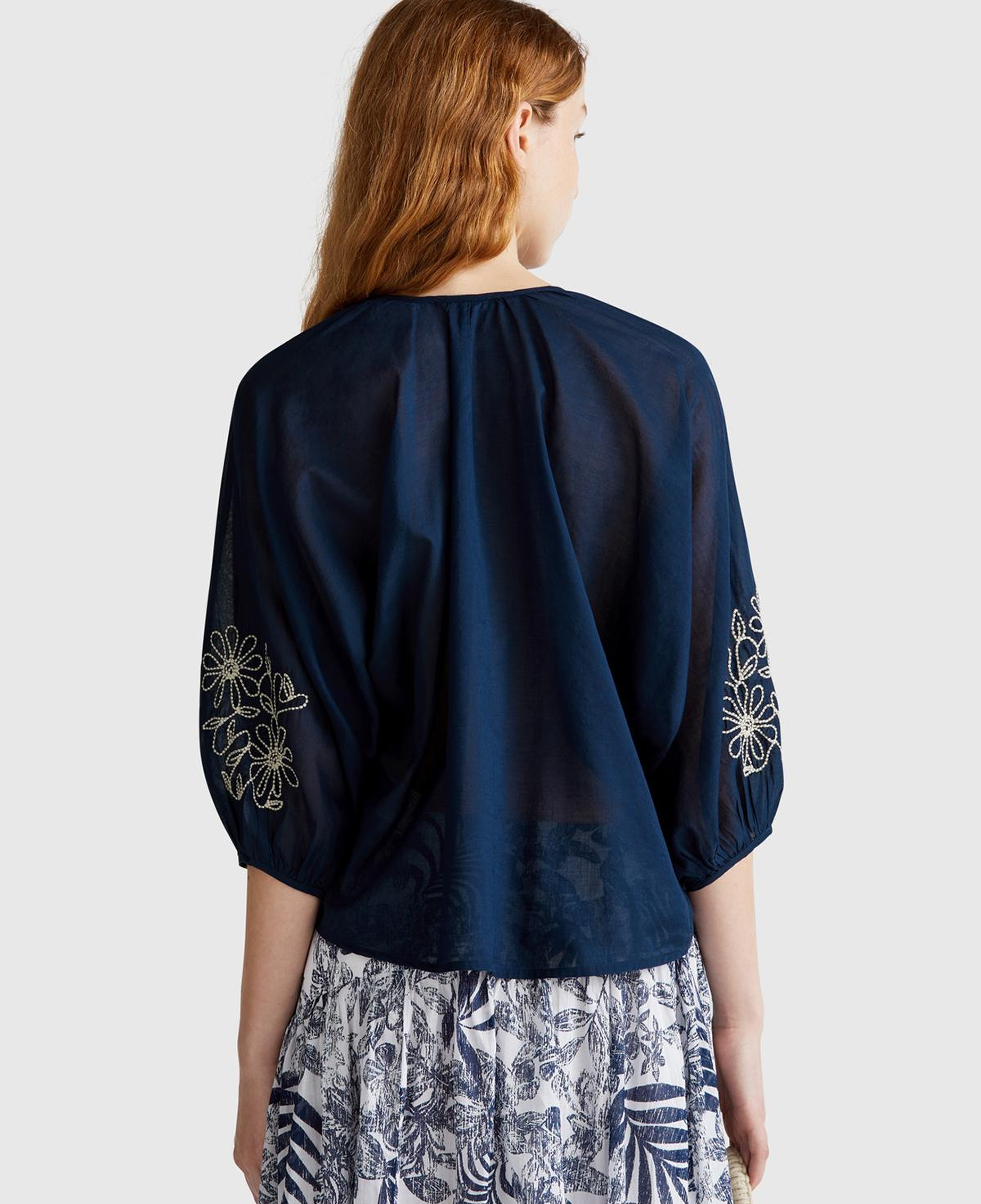 Kadın Lacivert %100 Koton Rahat Kalıp Kolları Çiçek İşlemeli Hakim Yaka Gömlek