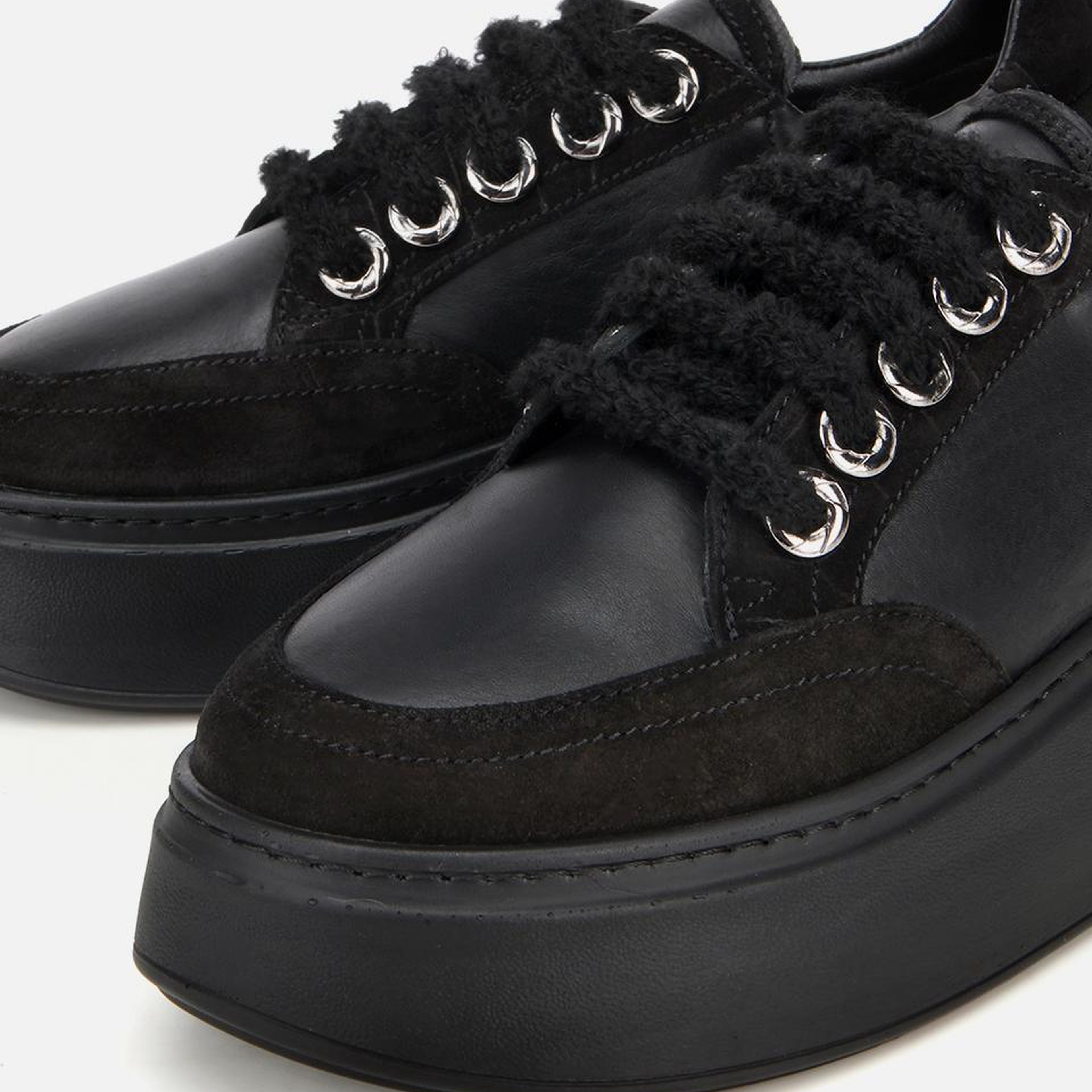 Kadın Deri Siyah Bağcık Detaylı Kalın Tabanlı Spor Ayakkabı