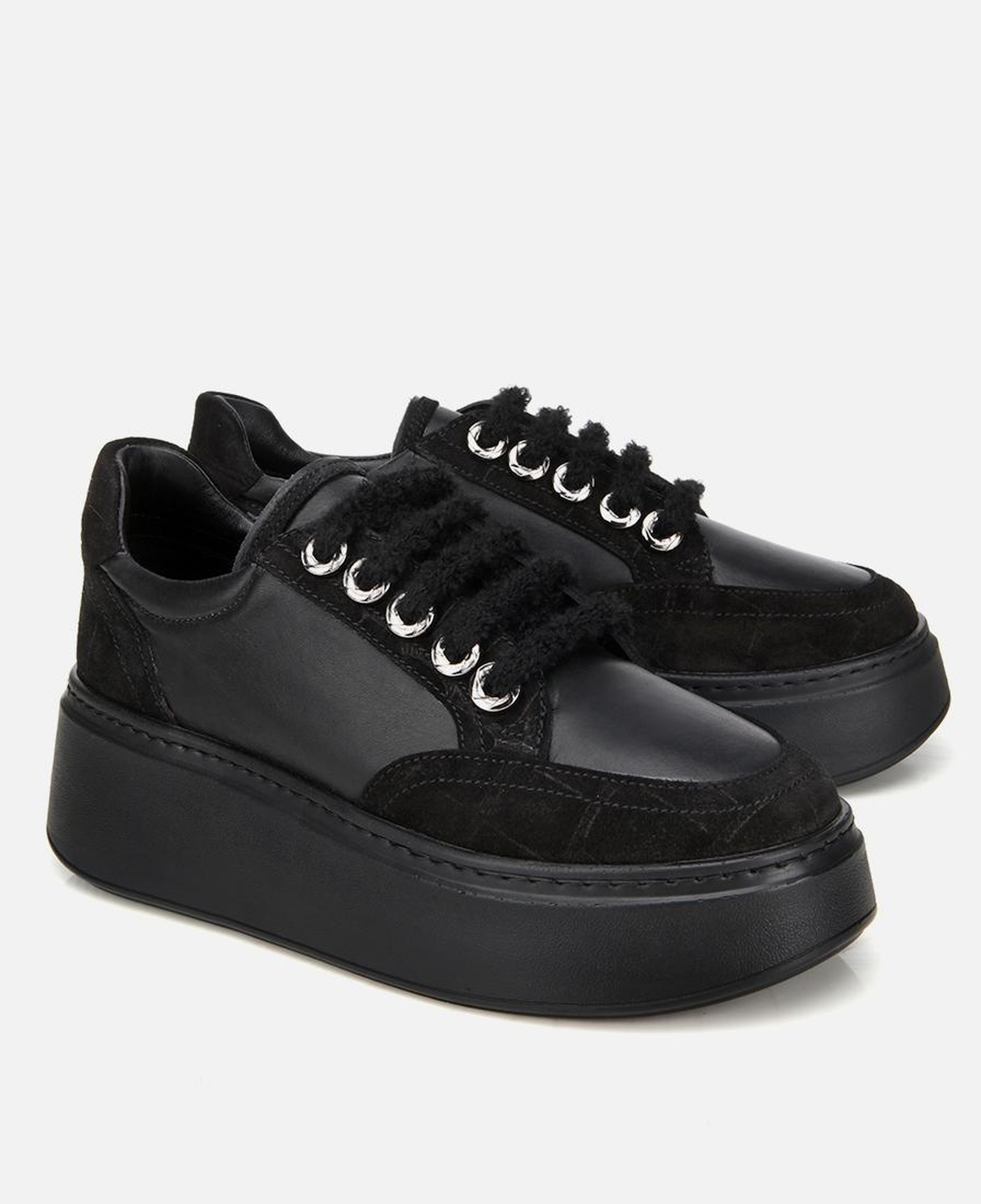 Kadın Deri Siyah Bağcık Detaylı Kalın Tabanlı Spor Ayakkabı