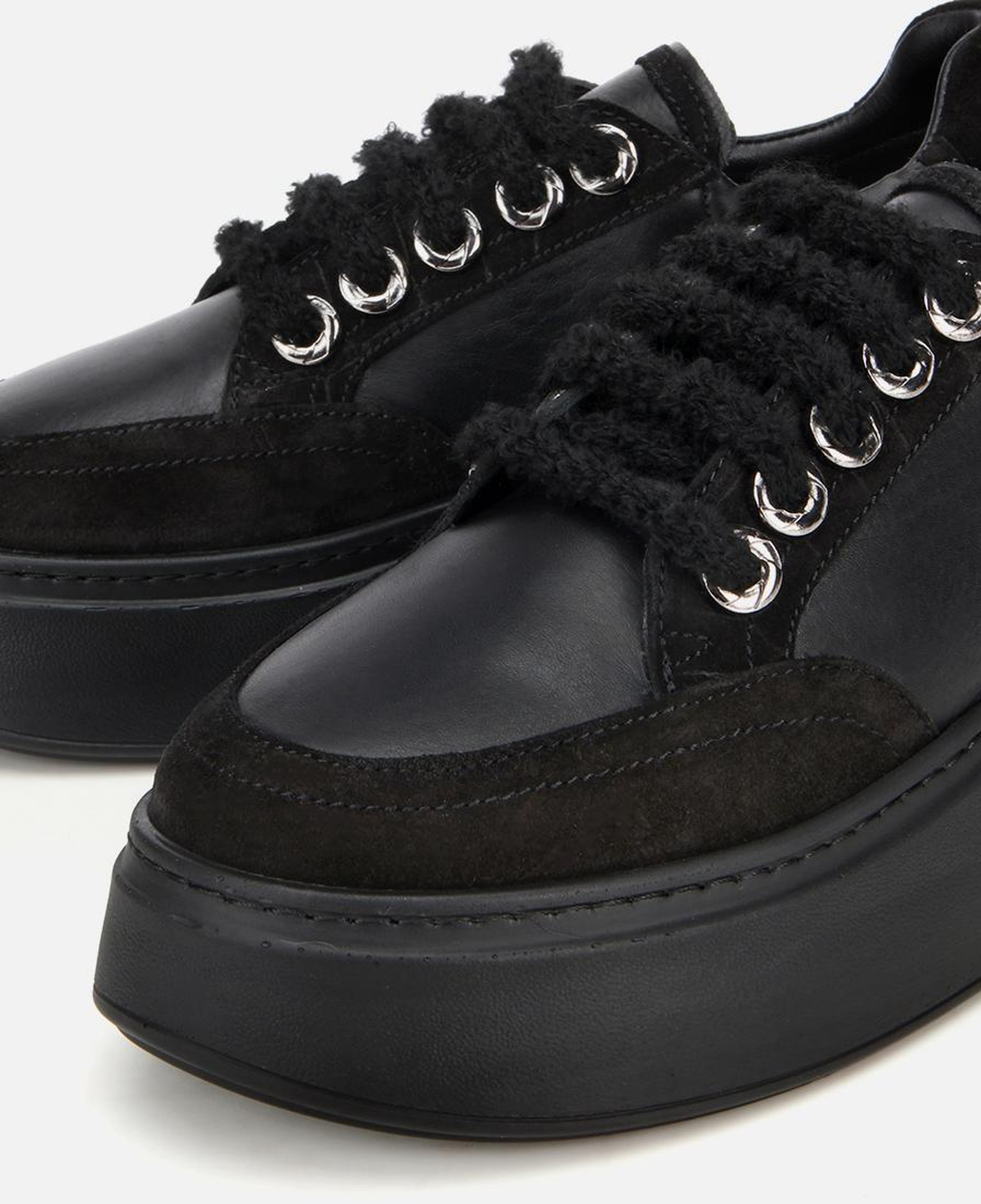 Kadın Deri Siyah Bağcık Detaylı Kalın Tabanlı Spor Ayakkabı