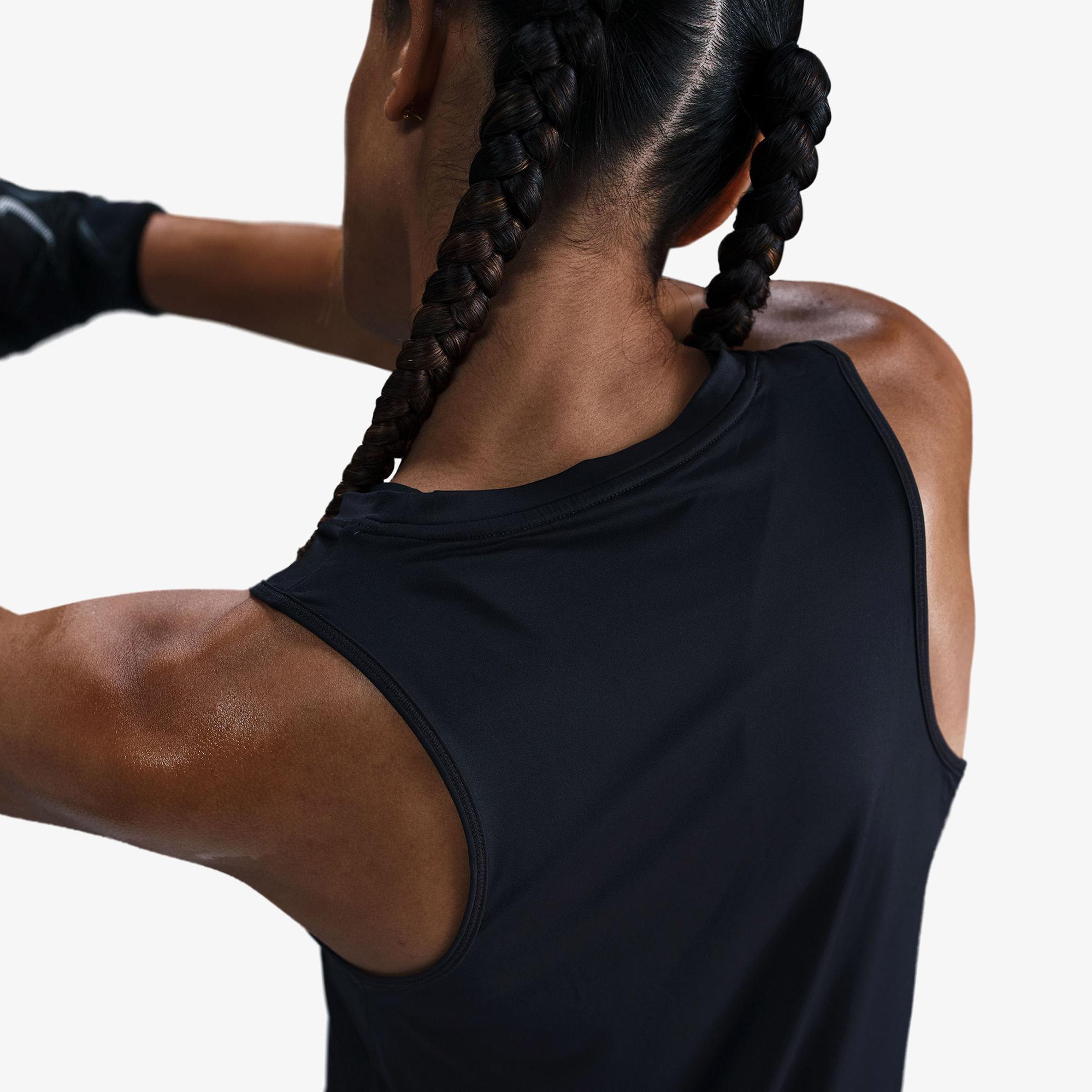 Nike One Classic Dri-Fit Kadın Siyah Kolsuz T-Shirt